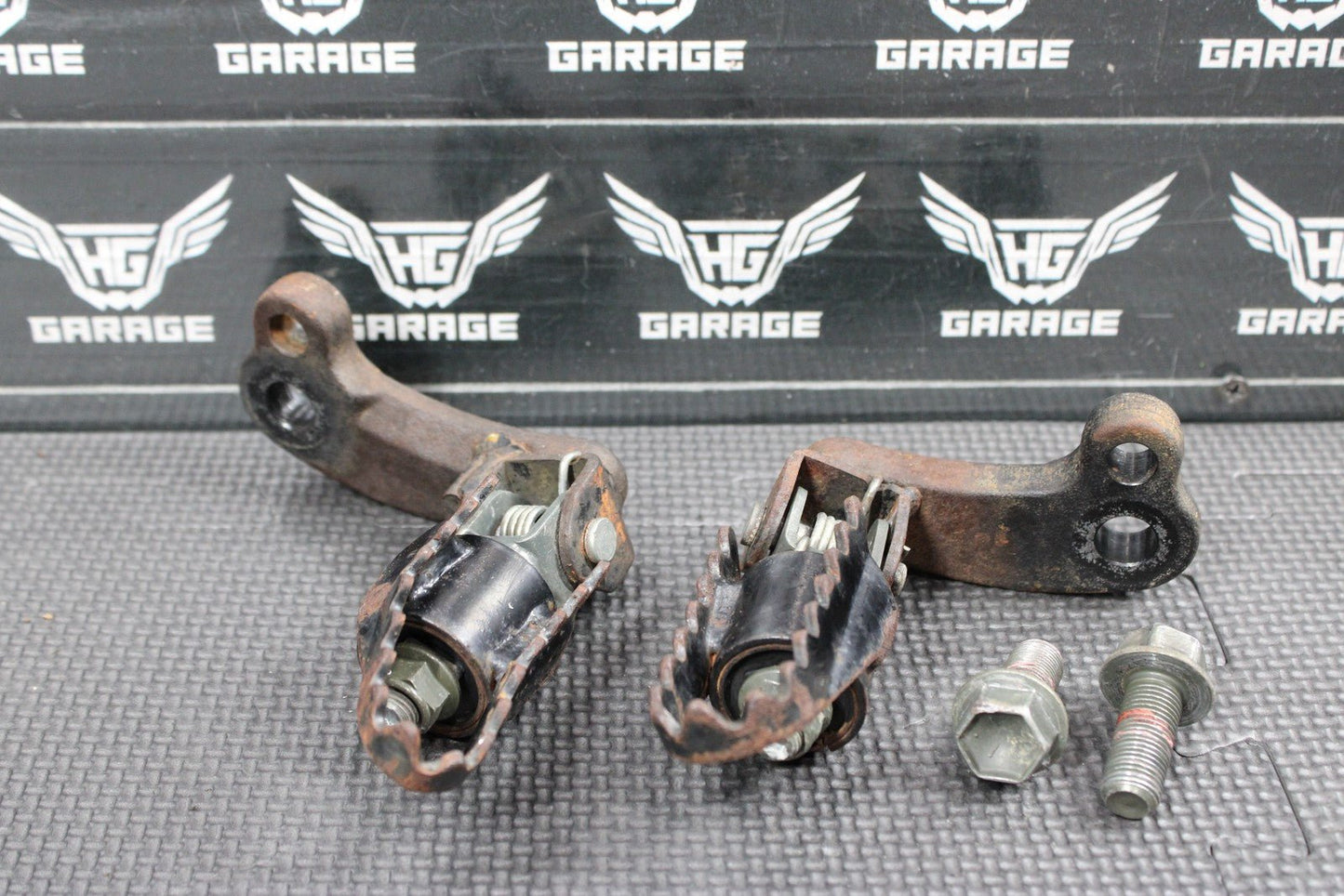 2005 SUZUKI DR200SE OEM FOOT PEGS PEDALS STAND FOOTPEG FOOTREST 43510 - 44A03 - 019 - hggarage