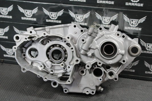 2004 YAMAHA YZ450F OEM LEFT ENGINE MOTOR CRANKCASE CRANK CASES BLOCK