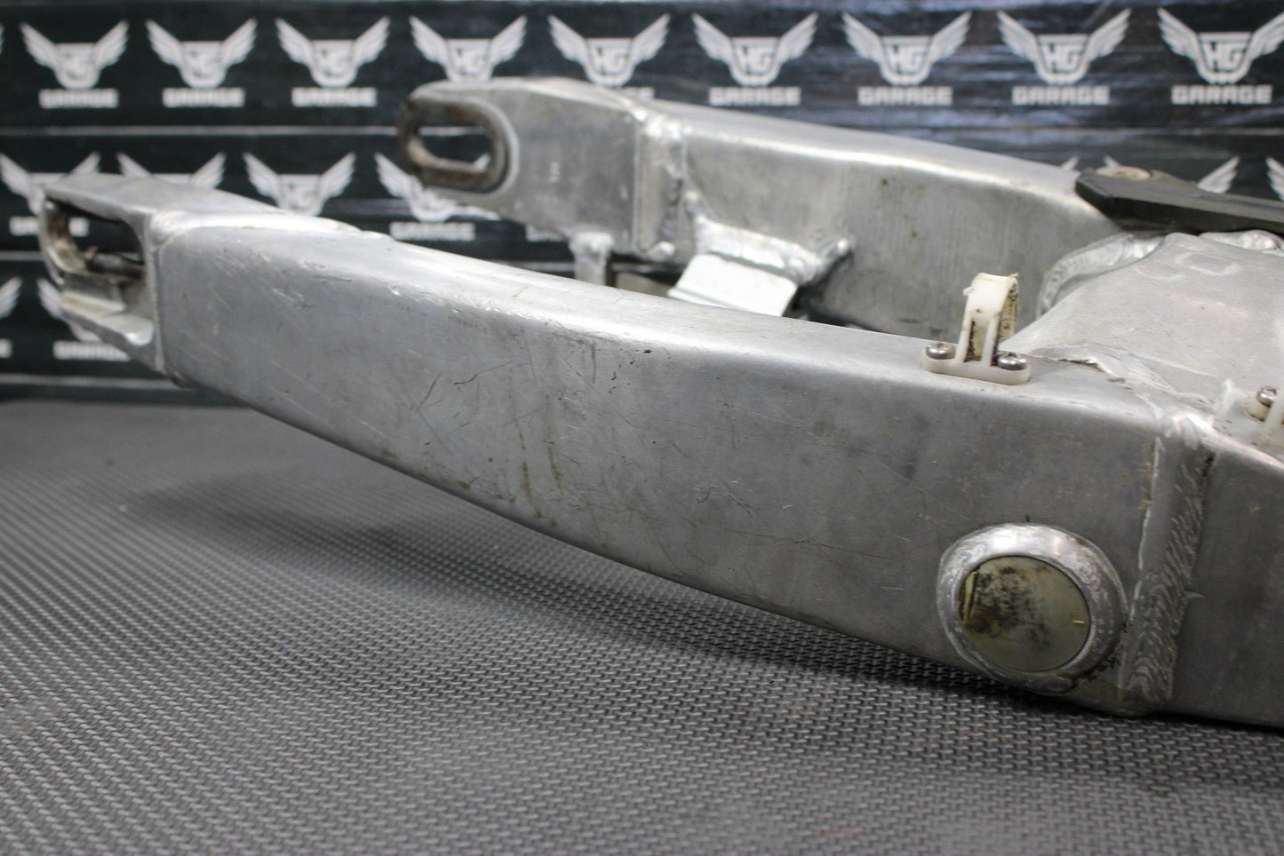 2001 YAMAHA 99 - 01 YZ250 OEM SWINGARM SWING ARM SUSPENSION 5MV - 22110 - 00 - 00 - hggarage
