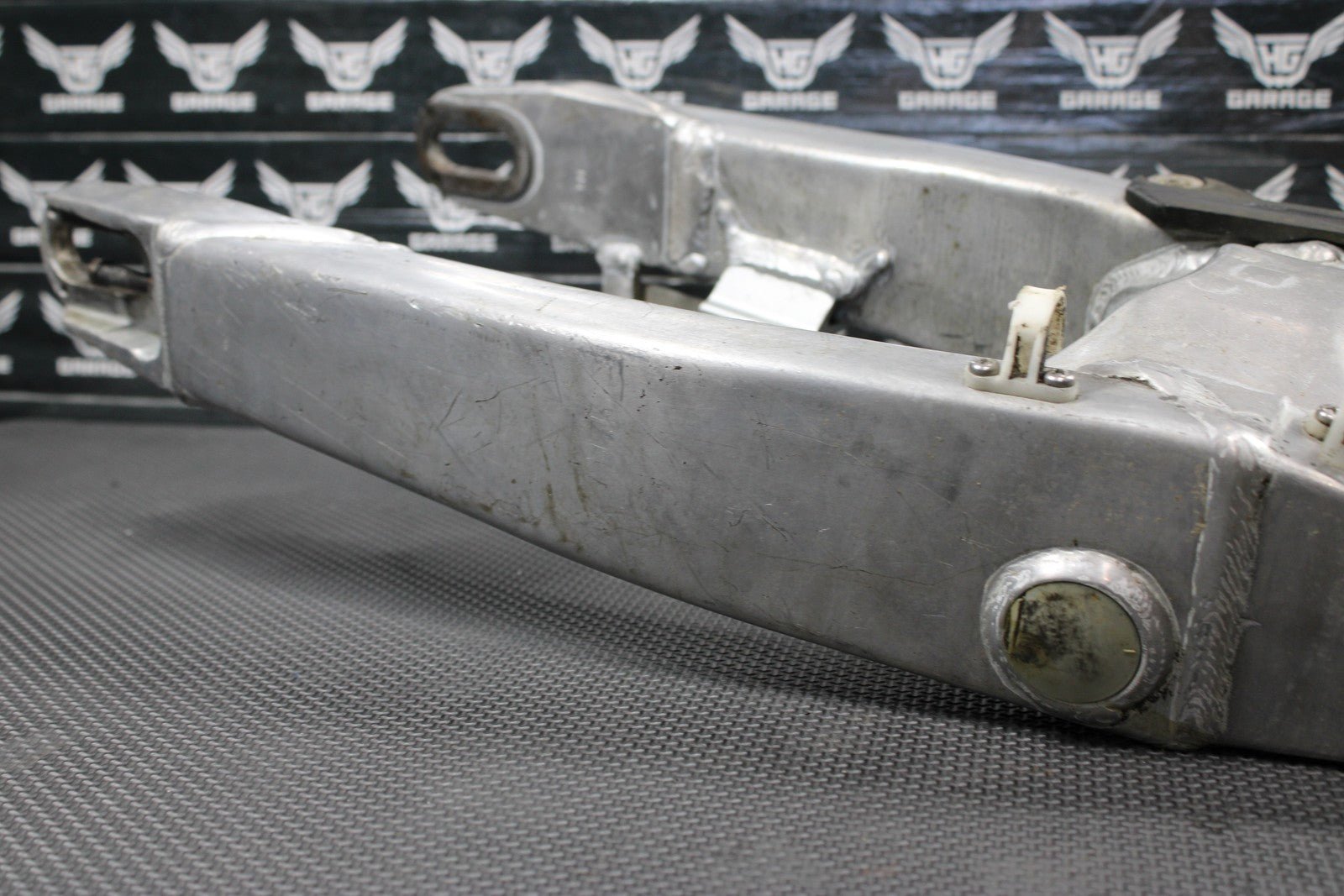 2001 YAMAHA 99 - 01 YZ250 OEM SWINGARM SWING ARM SUSPENSION 5MV - 22110 - 00 - 00 - hggarage