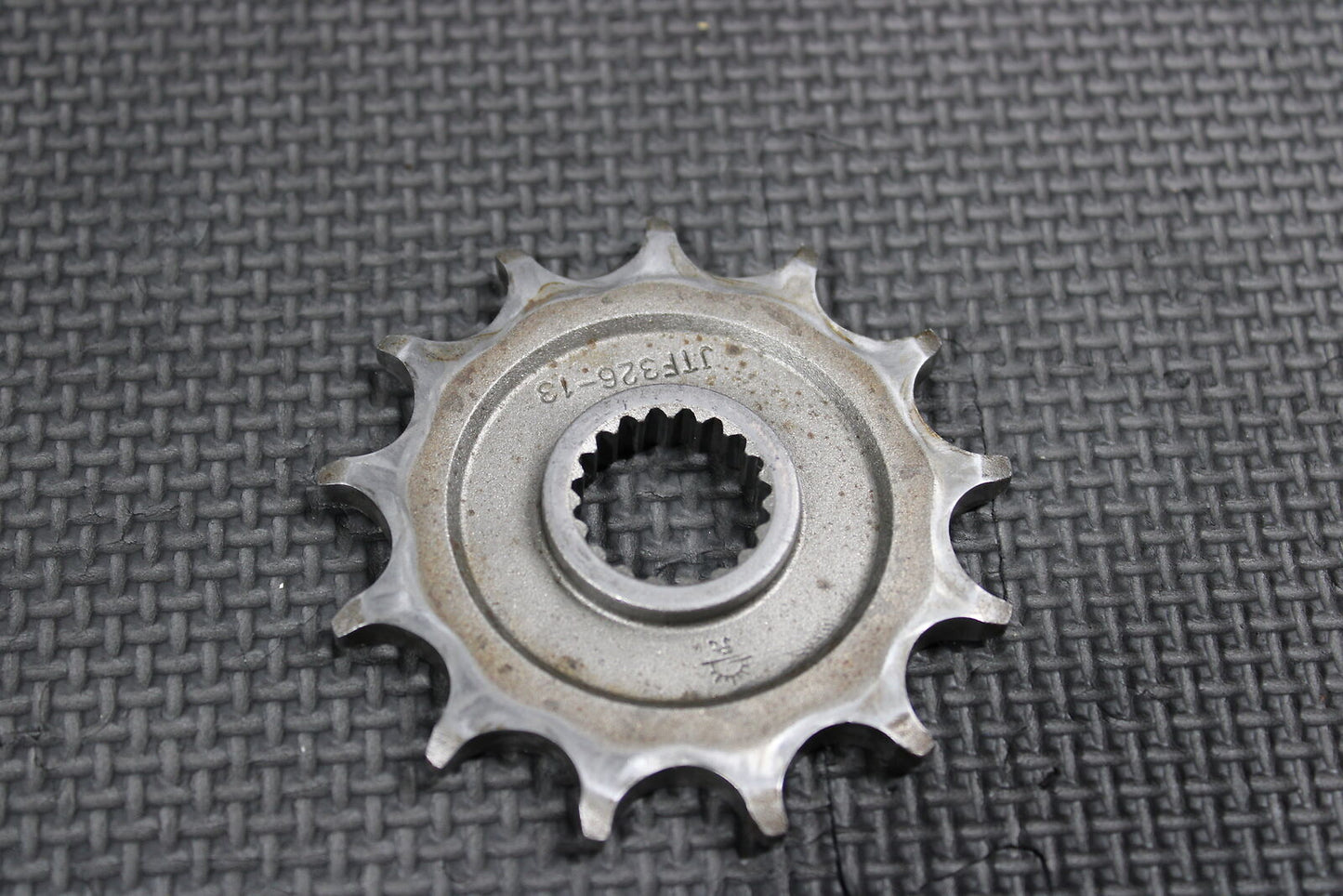 1999 HONDA CR125R 95-07 OEM MOTOR ENGINE FRONT SPROCKET COVER 23810-KZ4-620