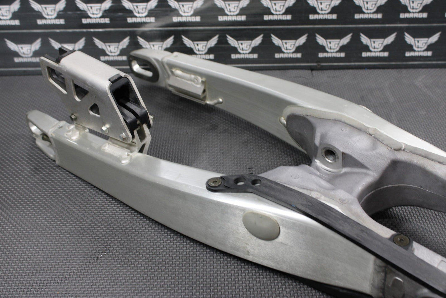 2005 YAMAHA YZ450F OEM SWINGARM SWING ARM SUSPENSION 1C3 - 22110 - 00 - 00 MINT! - hggarage