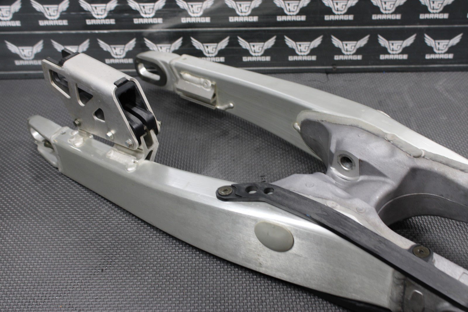2005 YAMAHA YZ450F OEM SWINGARM SWING ARM SUSPENSION 1C3 - 22110 - 00 - 00 MINT! - hggarage