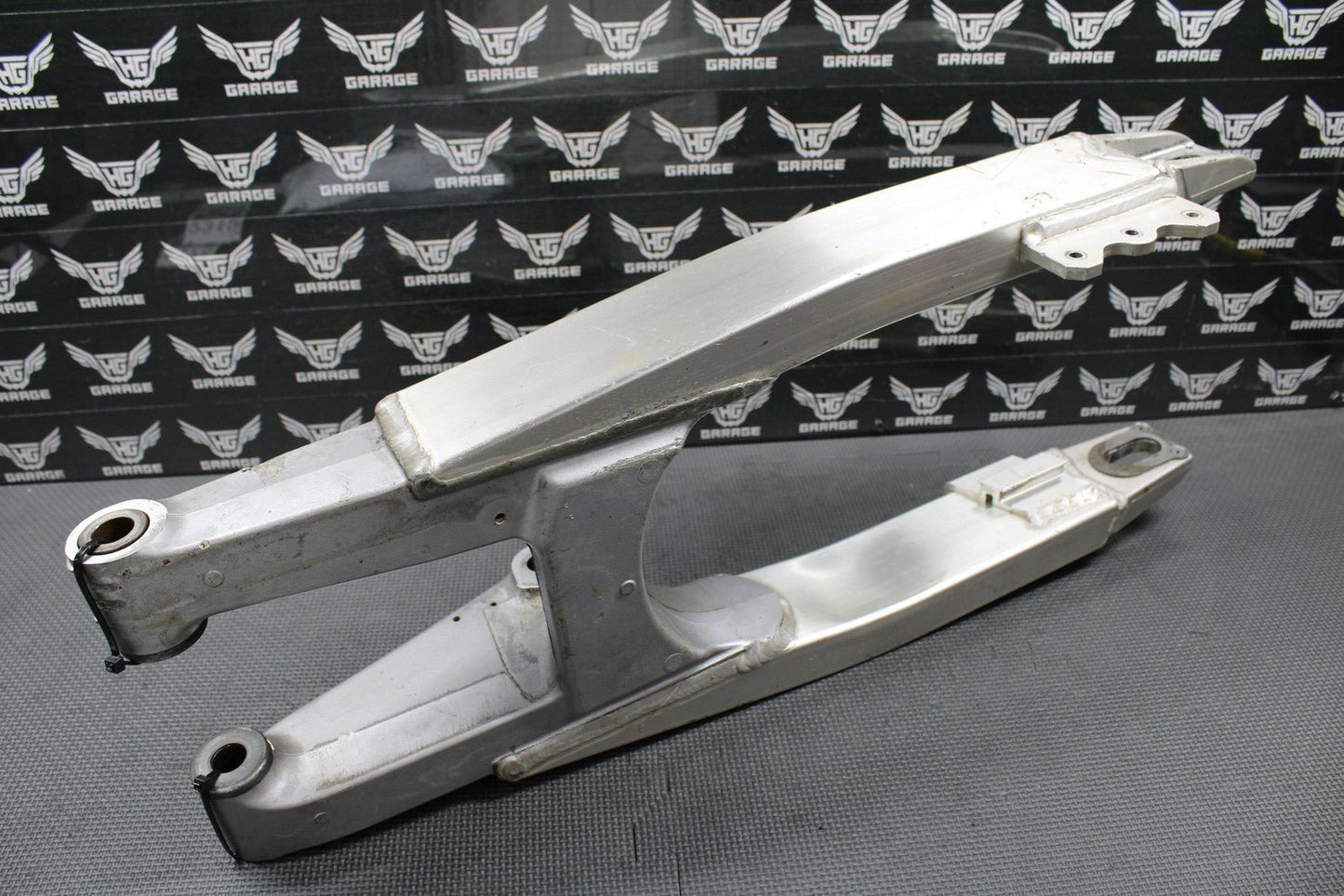 1994 SUZUKI 93 - 95 RM125 RM250 OEM SWINGARM SWING ARM SUSPENSION 61000 - 28E11 GOOD - hggarage