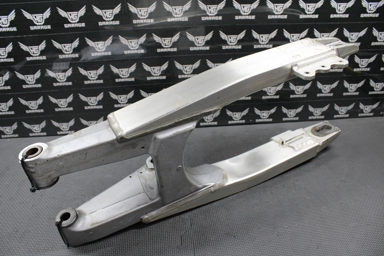 1994 SUZUKI 93 - 95 RM125 RM250 OEM SWINGARM SWING ARM SUSPENSION 61000 - 28E11 GOOD - hggarage