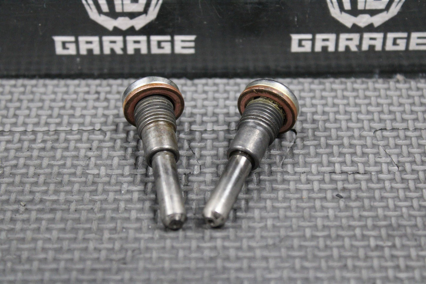 1989 HONDA 84 - 04 XR250R OEM CYLINDER HEAD SUB - ROCKER ARM SHAFT B 14456 - KK0 - 010 - hggarage