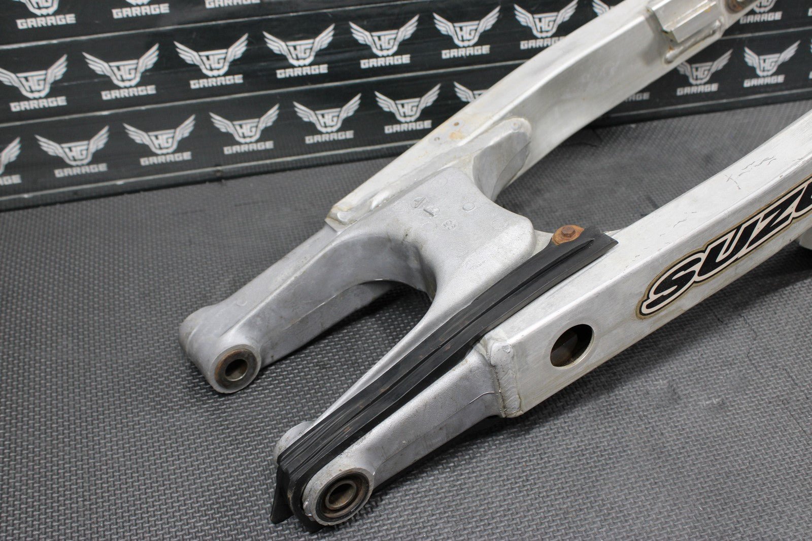 1996 SUZUKI RM250 OEM MODEL T SWINGARM SWING ARM SUSPENSION 61000 - 36E00 - hggarage