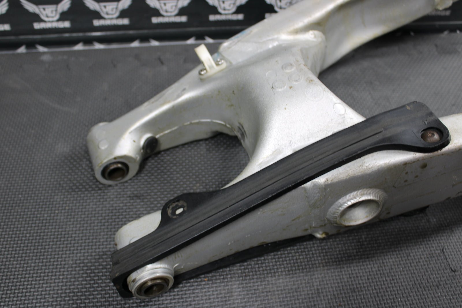 1999 YAMAHA OEM SWINGARM SWING ARM SUSPENSION 5MV - 22110 - 00 - 00 - hggarage