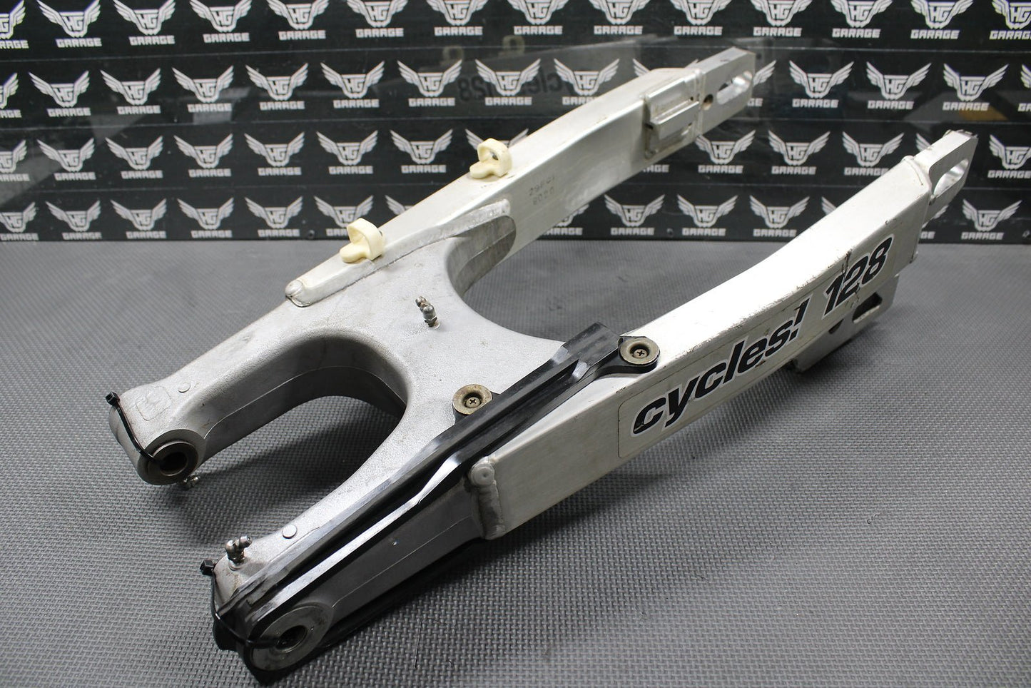 2000 SUZUKI 00 - 07 DRZ400 DRZ400E OEM SWINGARM SWING ARM SUSPENSION 61000 - 29F00 - hggarage