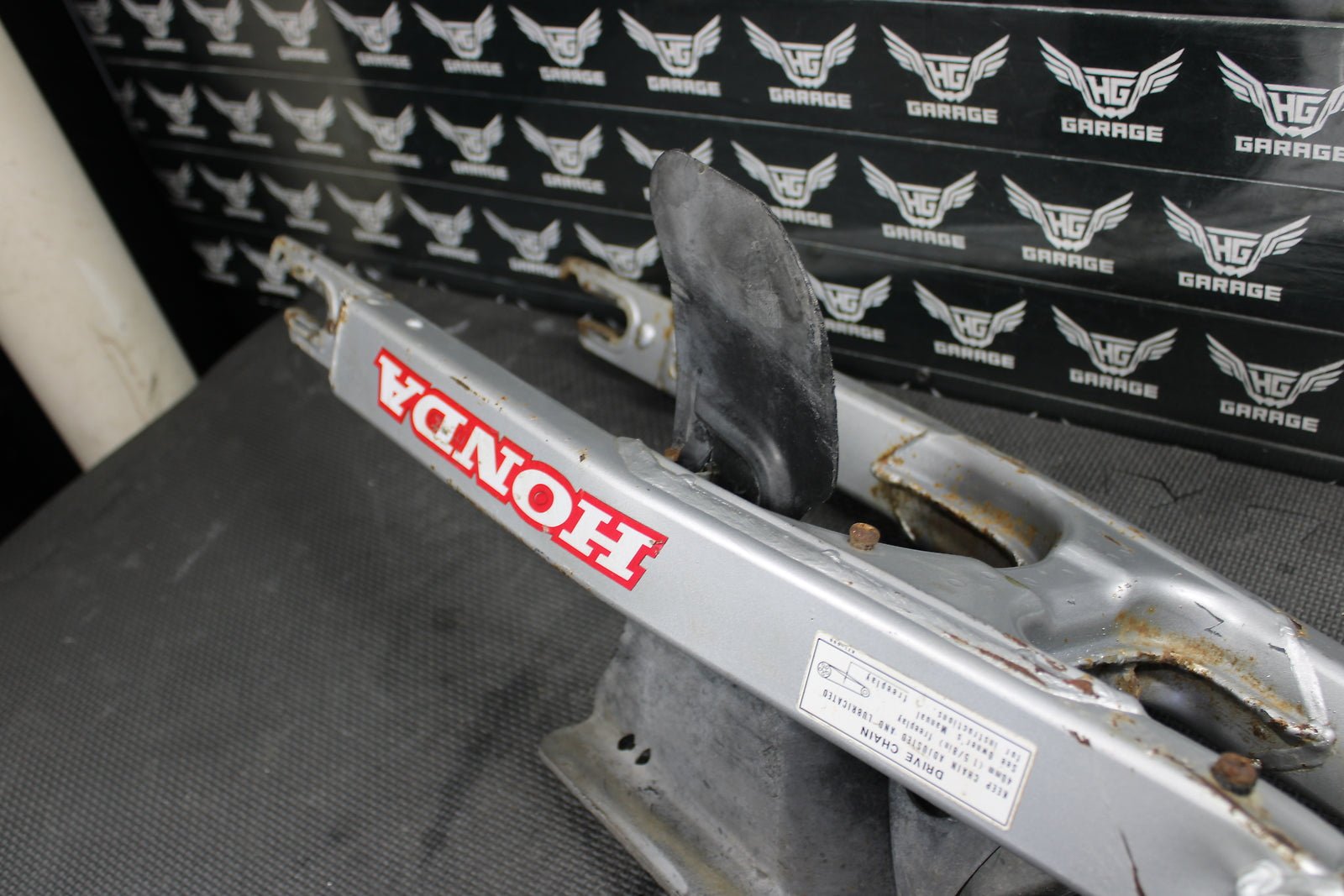 1998 HONDA XR200R 1991 / 93 - 99 OEM SWINGARM SWING ARM SUSPENSION 52100 - KT0 - 870 - hggarage