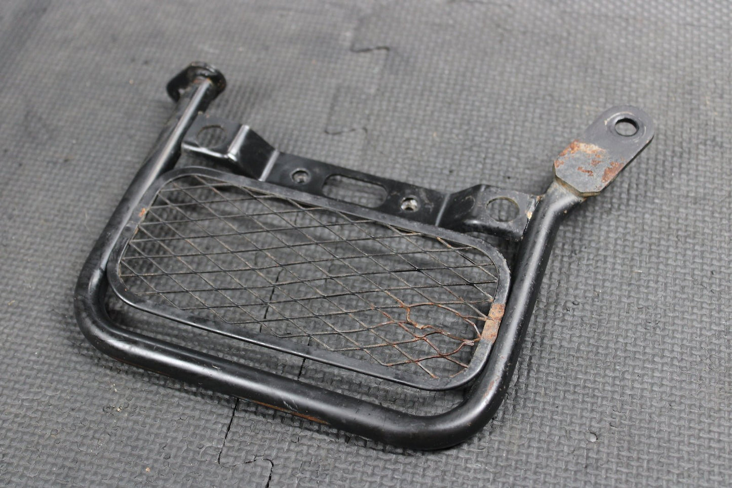 2004 SUZUKI DRZ250 OEM OIL COOLER GUARD FRONT PLATE BRACKET PROTECTOR 16640 - 13E0 - hggarage