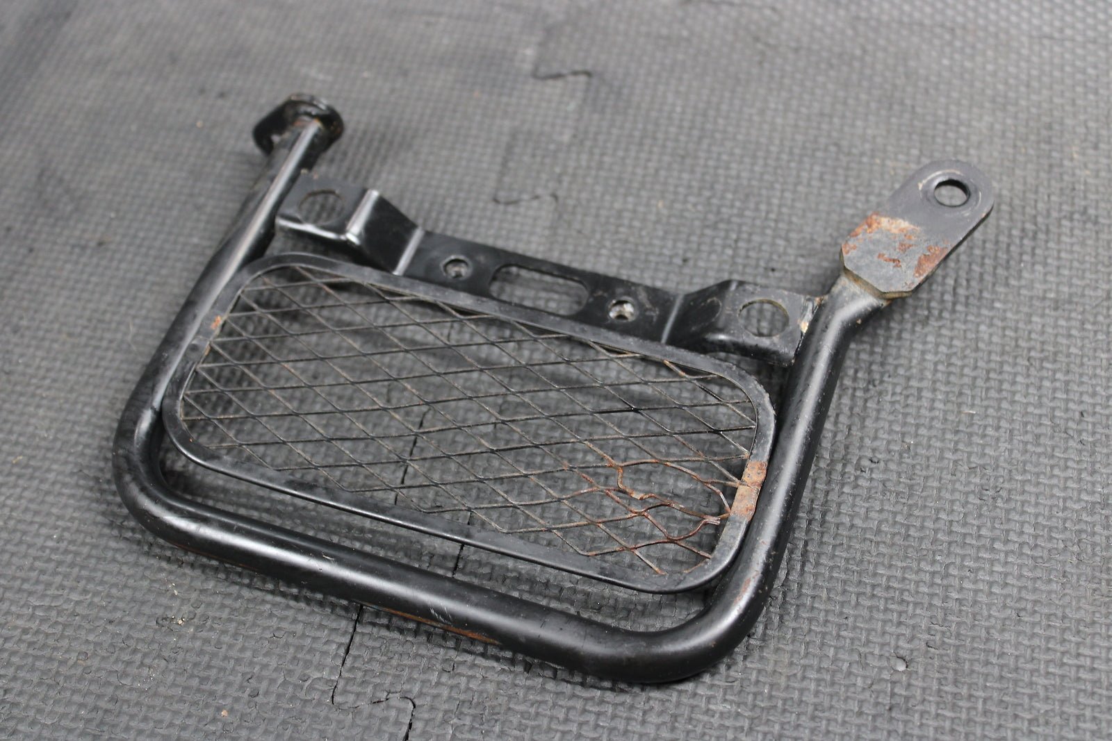 2004 SUZUKI DRZ250 OEM OIL COOLER GUARD FRONT PLATE BRACKET PROTECTOR 16640 - 13E0 - hggarage
