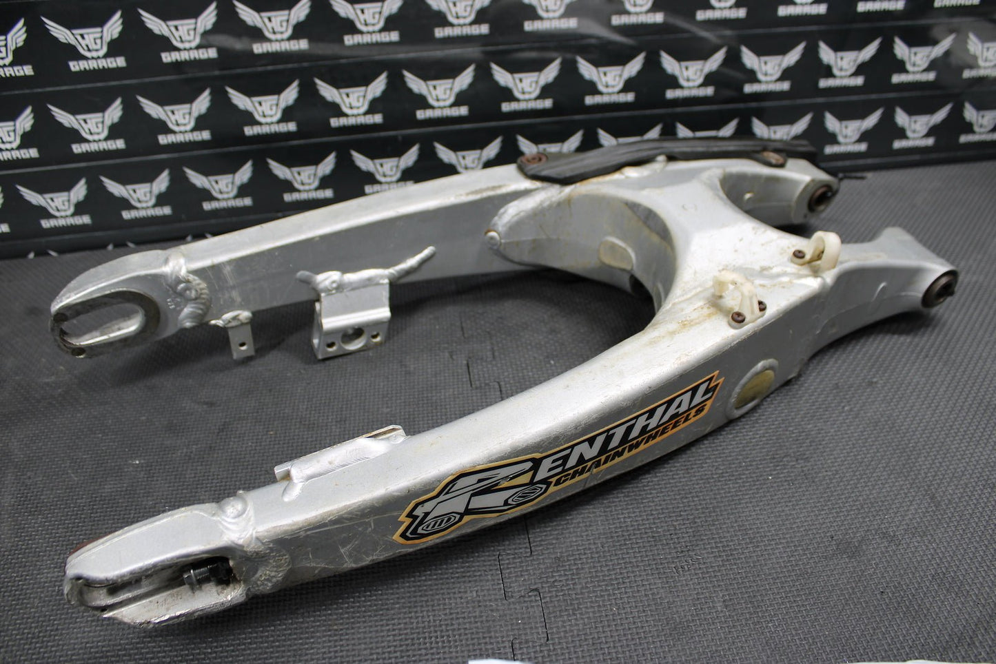 2002 Yamaha YZ426F YZ426 OEM Swingarm Swing Arm Rear Suspension 5NY - 22110 - 00 - 00 - hggarage