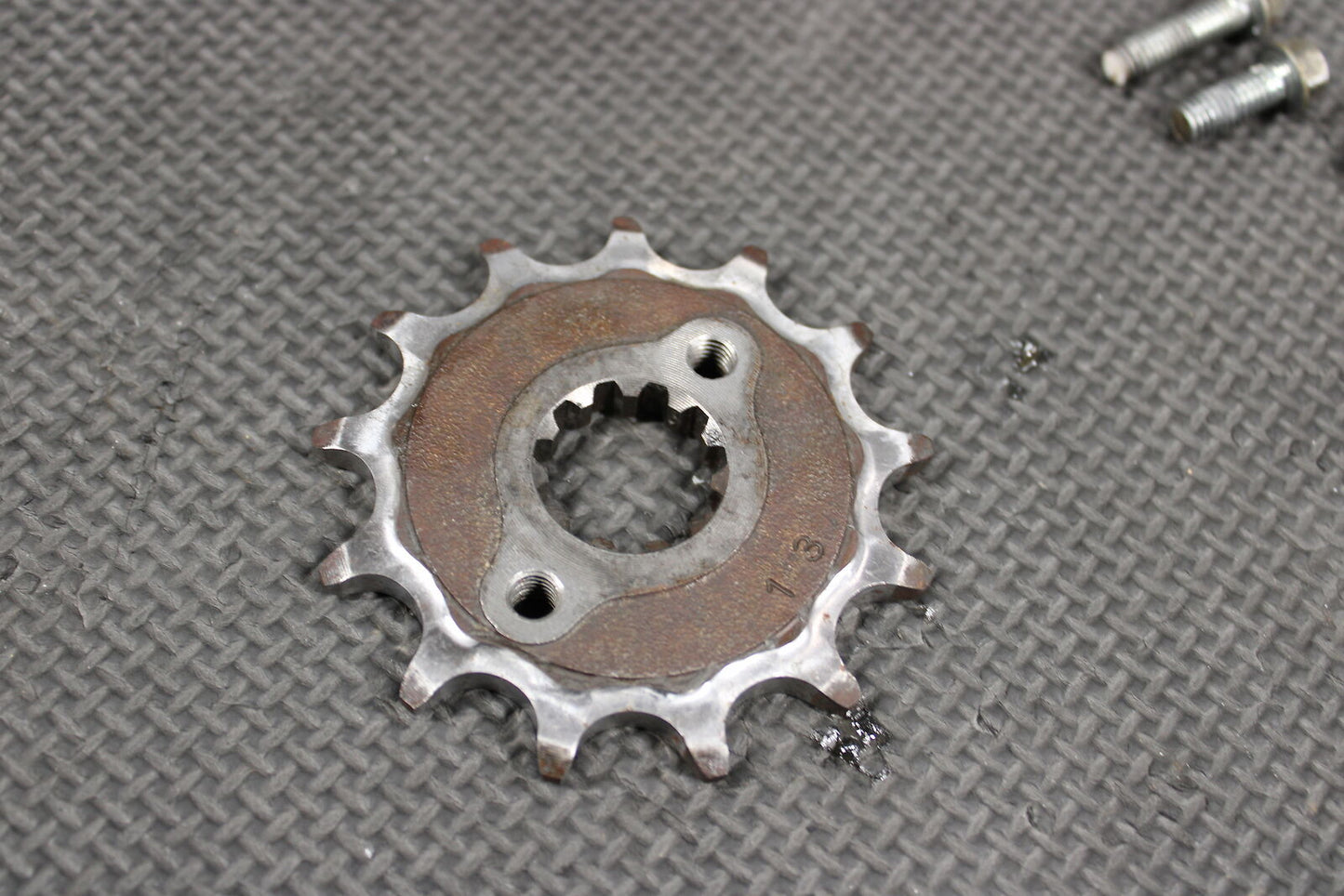 2001 HONDA XR250R OEM MOTOR ENGINE FRONT SPROCKET COVER 11351-KCE-670