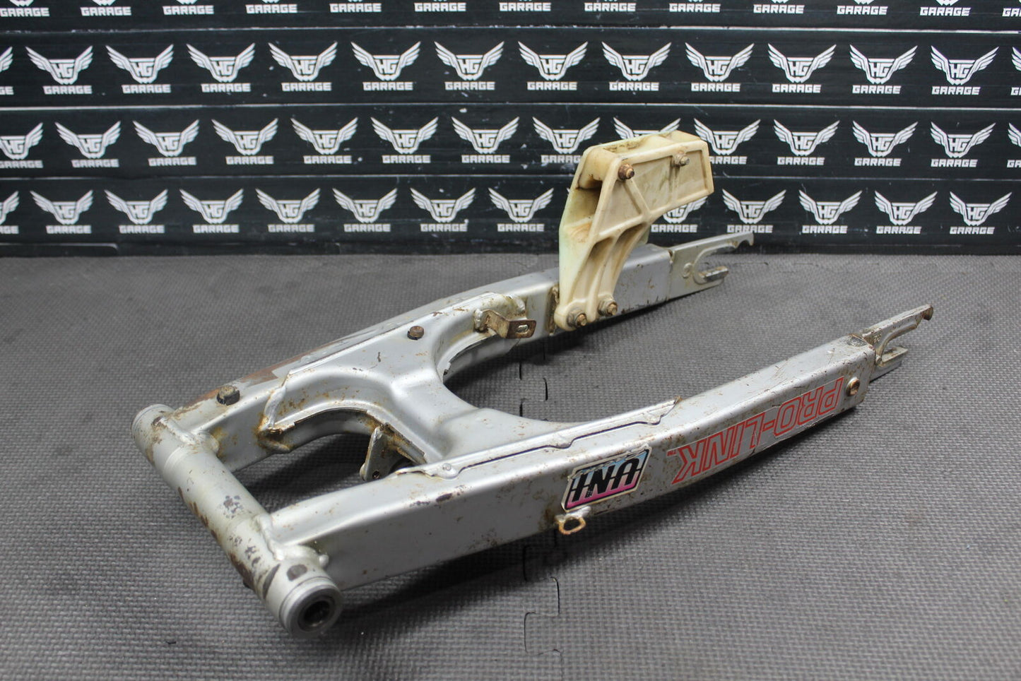 1990 HONDA XR200R OEM SWINGARM SWING ARM SUSPENSION 52100-KT0-830