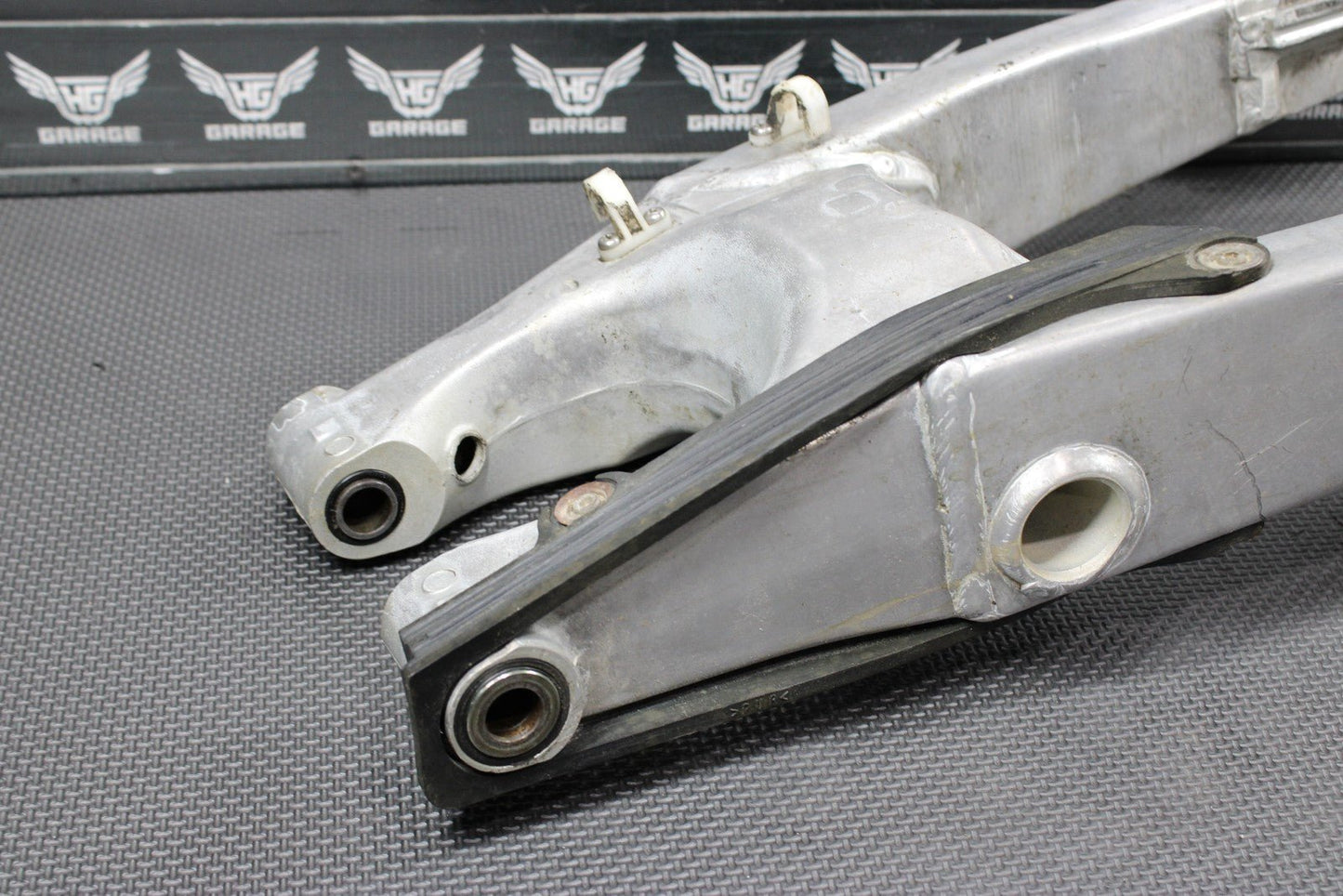 2001 YAMAHA 99 - 01 YZ250 OEM SWINGARM SWING ARM SUSPENSION 5MV - 22110 - 00 - 00 - hggarage