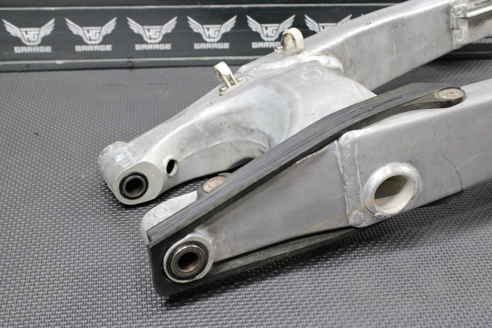 2001 YAMAHA 99 - 01 YZ250 OEM SWINGARM SWING ARM SUSPENSION 5MV - 22110 - 00 - 00 - hggarage