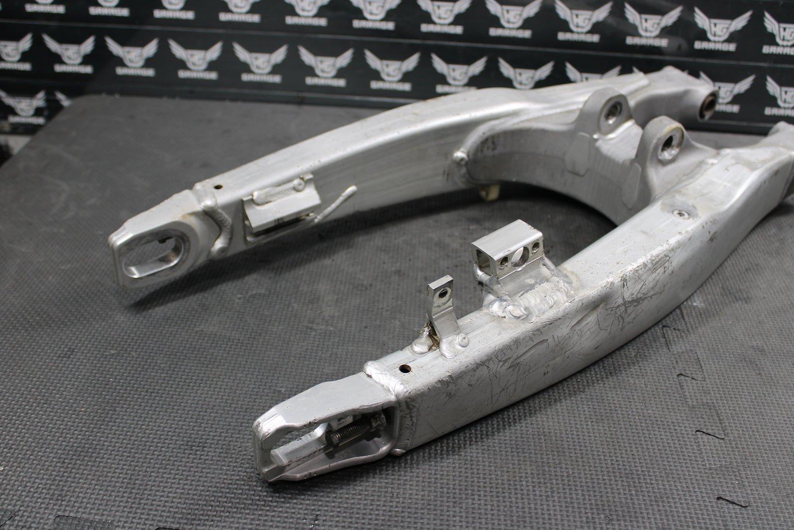 2010 YAMAHA YZ450F OEM SWINGARM SWING ARM SUSPENSION 33D - 22110 - 00 - 00 - hggarage