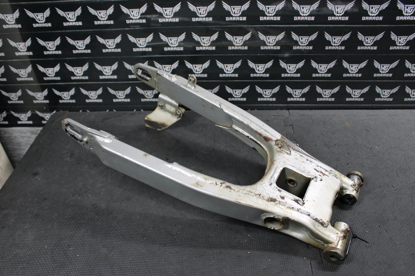 2001 YAMAHA TTR225 OEM SWINGARM SWING ARM SUSPENSION 4VW - F2110 - 10 - 35 - hggarage
