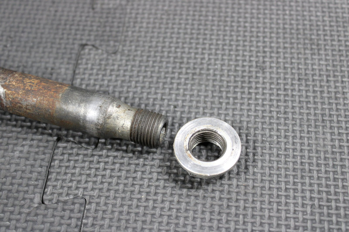 2009 HONDA CRF450R OEM FRONT WHEEL RIM AXLE PIVOT BOLT 44301 - MEN - 000 - hggarage