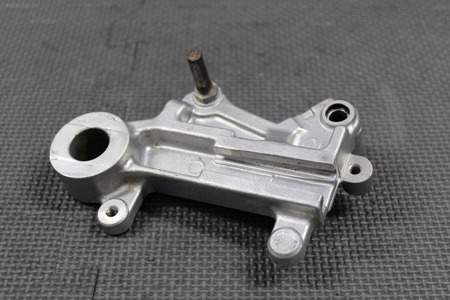 1995 SUZUKI 93 - 95 RMX250 OEM NISSIN REAR BRAKE CALIPER HANGER 69351 - 43D01 - hggarage