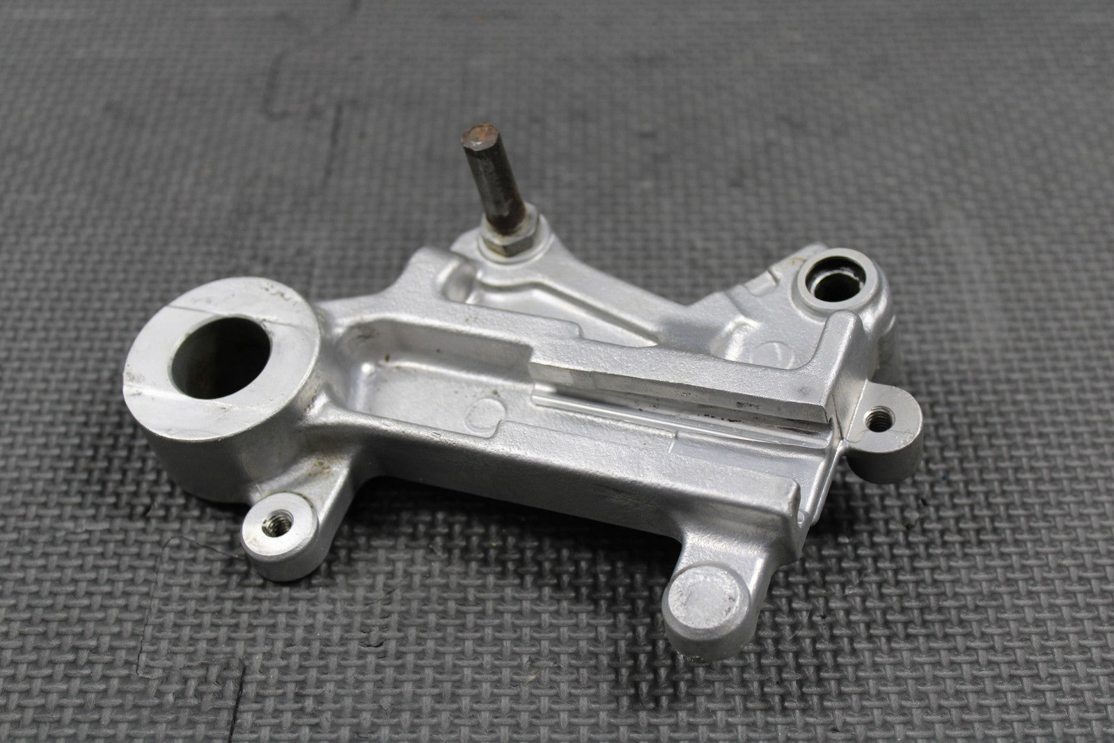 1995 SUZUKI 93 - 95 RMX250 OEM NISSIN REAR BRAKE CALIPER HANGER 69351 - 43D01 - hggarage