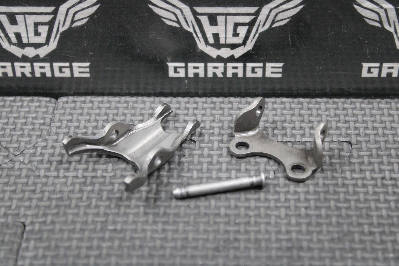 1988 88 - 91 HONDA CR250R OEM EXHAUST VALVE GOVERNOR ROCKER ARM PLATE & HOLDER - hggarage