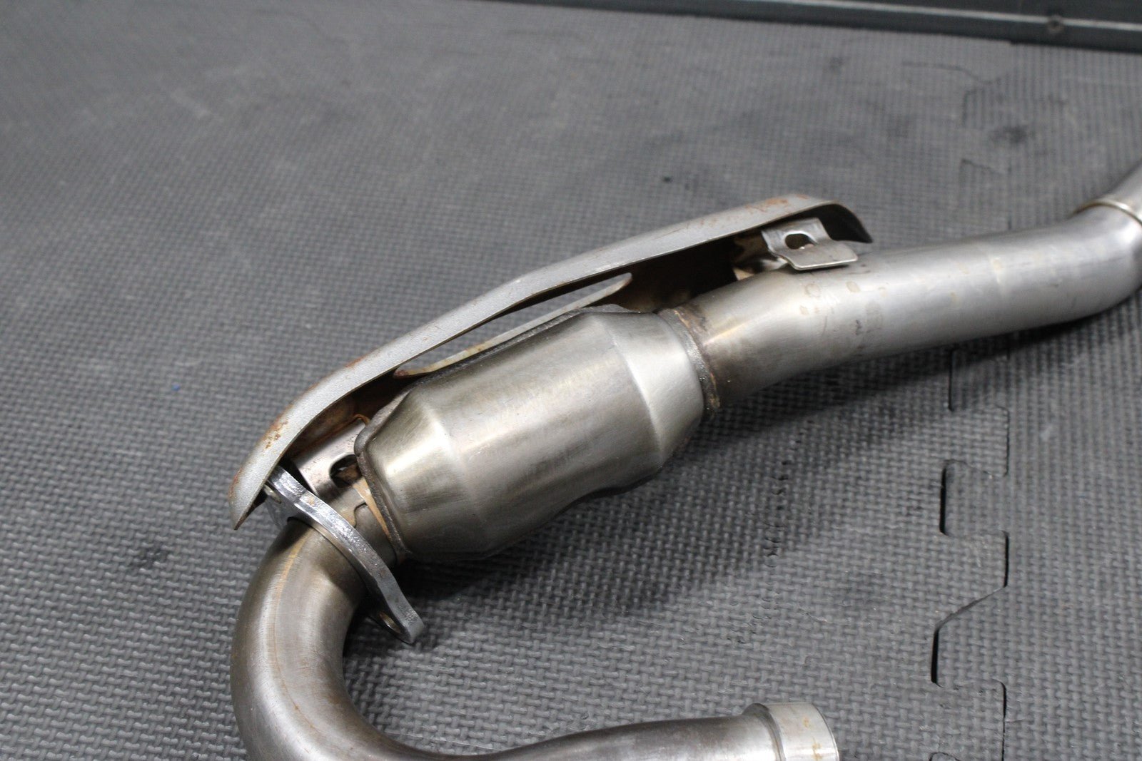 2018 HONDA CRF250R OEM RIGHT SIDE EXHAUST PIPE CHAMBER HEADER 18320 - K95 - A20 - hggarage