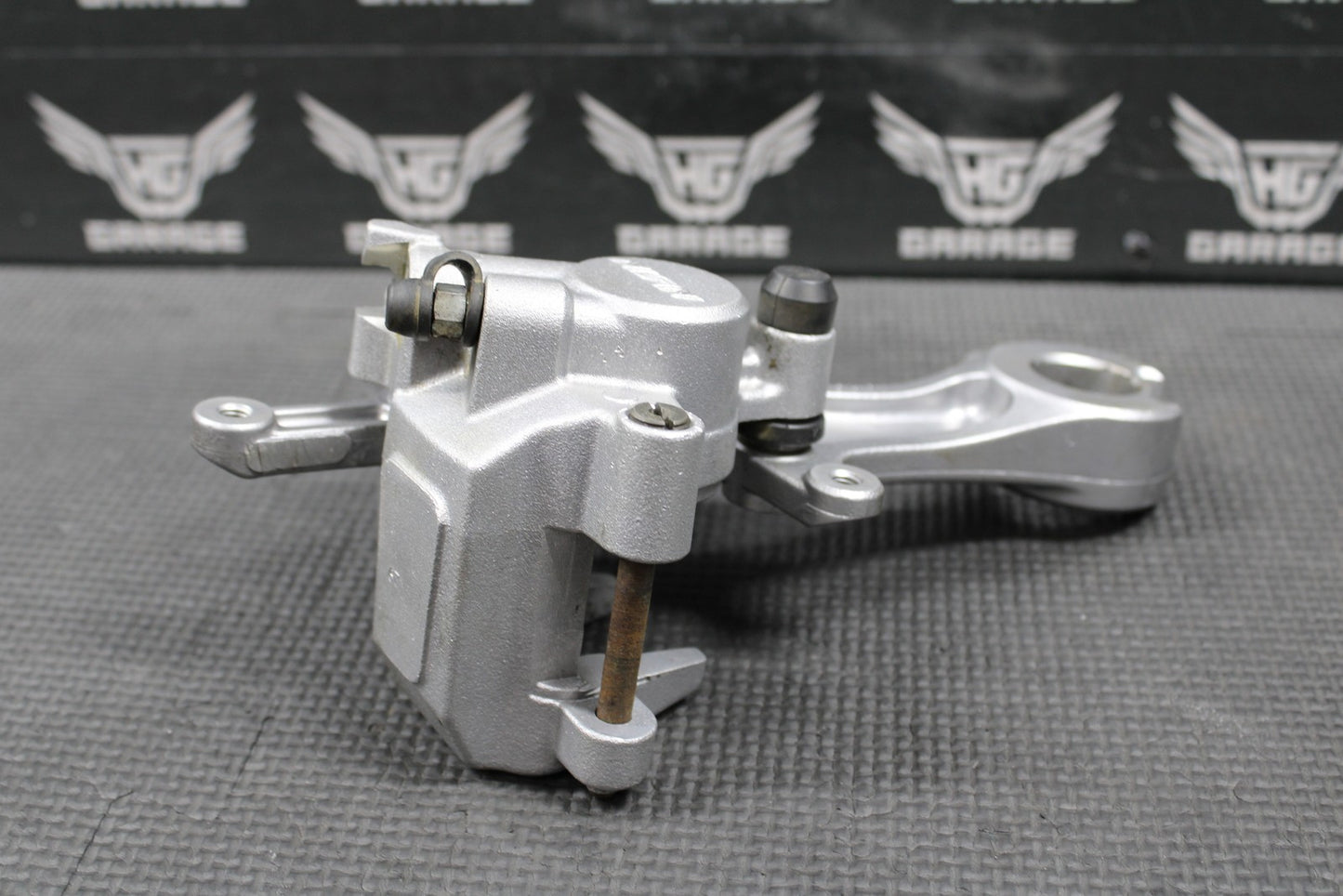 2003 2004 YAMAHA YZ125 OEM NISSIN REAR BACK BRAKE CALIPER BRACKET 5UN - 2580W - 10 - 0 - hggarage