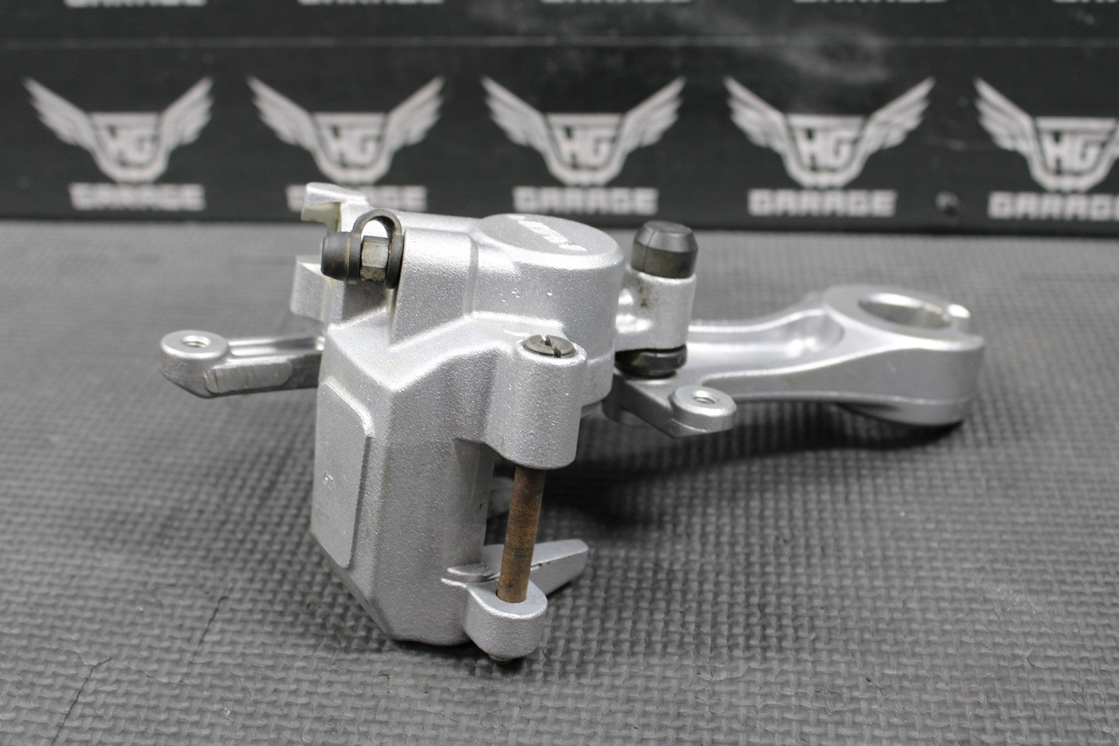 2003 2004 YAMAHA YZ125 OEM NISSIN REAR BACK BRAKE CALIPER BRACKET 5UN - 2580W - 10 - 0 - hggarage
