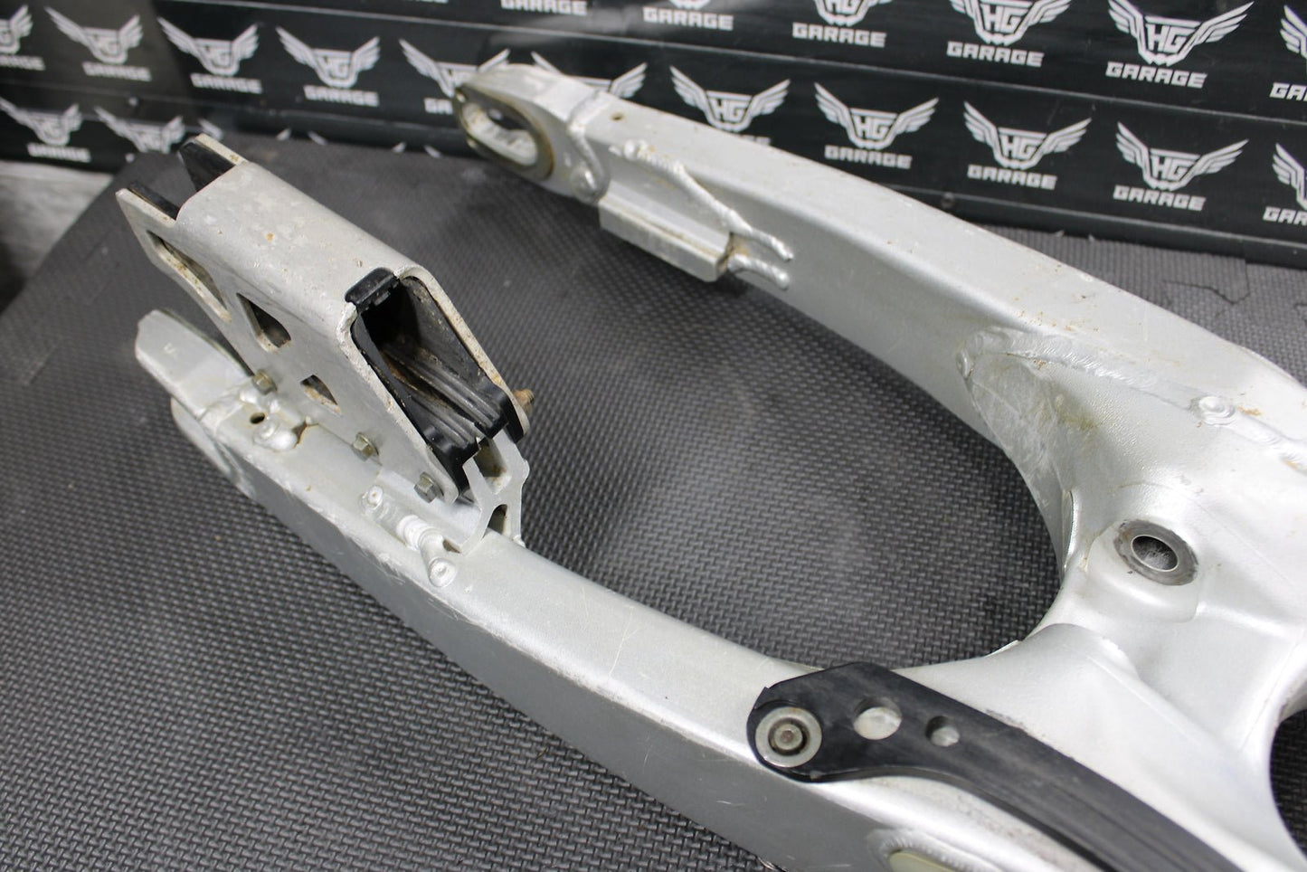 2002 YAMAHA YZ250F OEM SWINGARM SWING ARM SUSPENSION 5NY - 22110 - 00 - 00 - hggarage