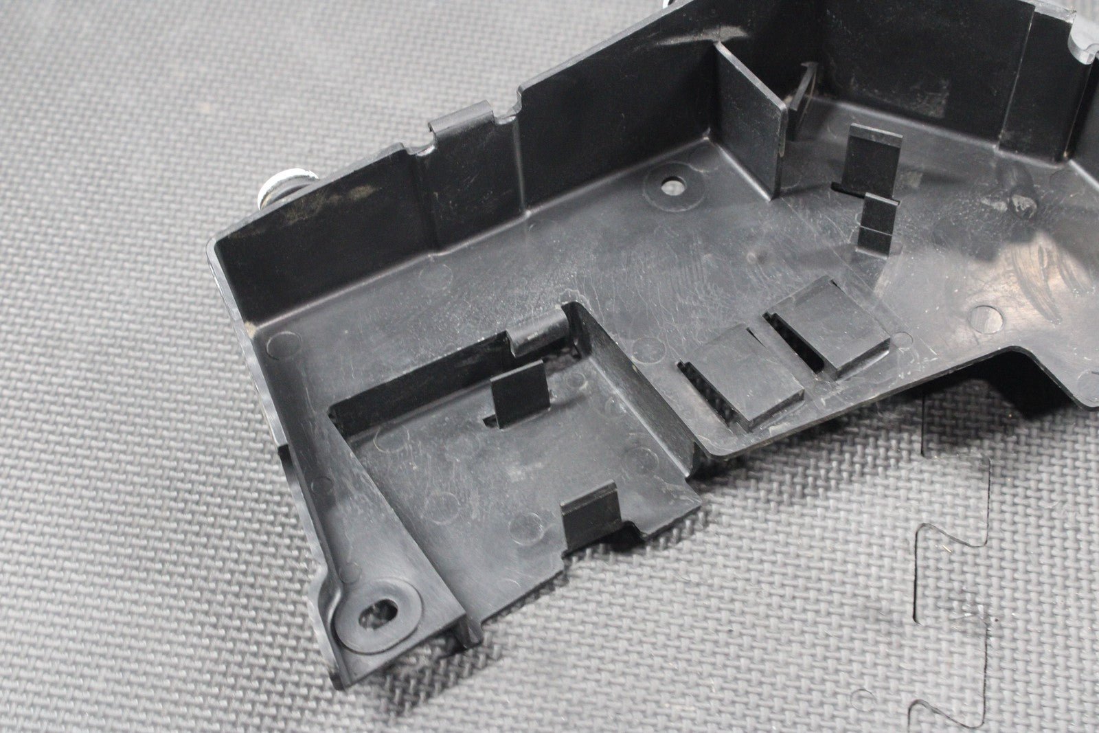 1987 87 - 00 YAMAHA TW200 ELECTRICAL WIRING TRAY HOLDER PLASTIC 2JX - 2177A - 00 - 00 - hggarage