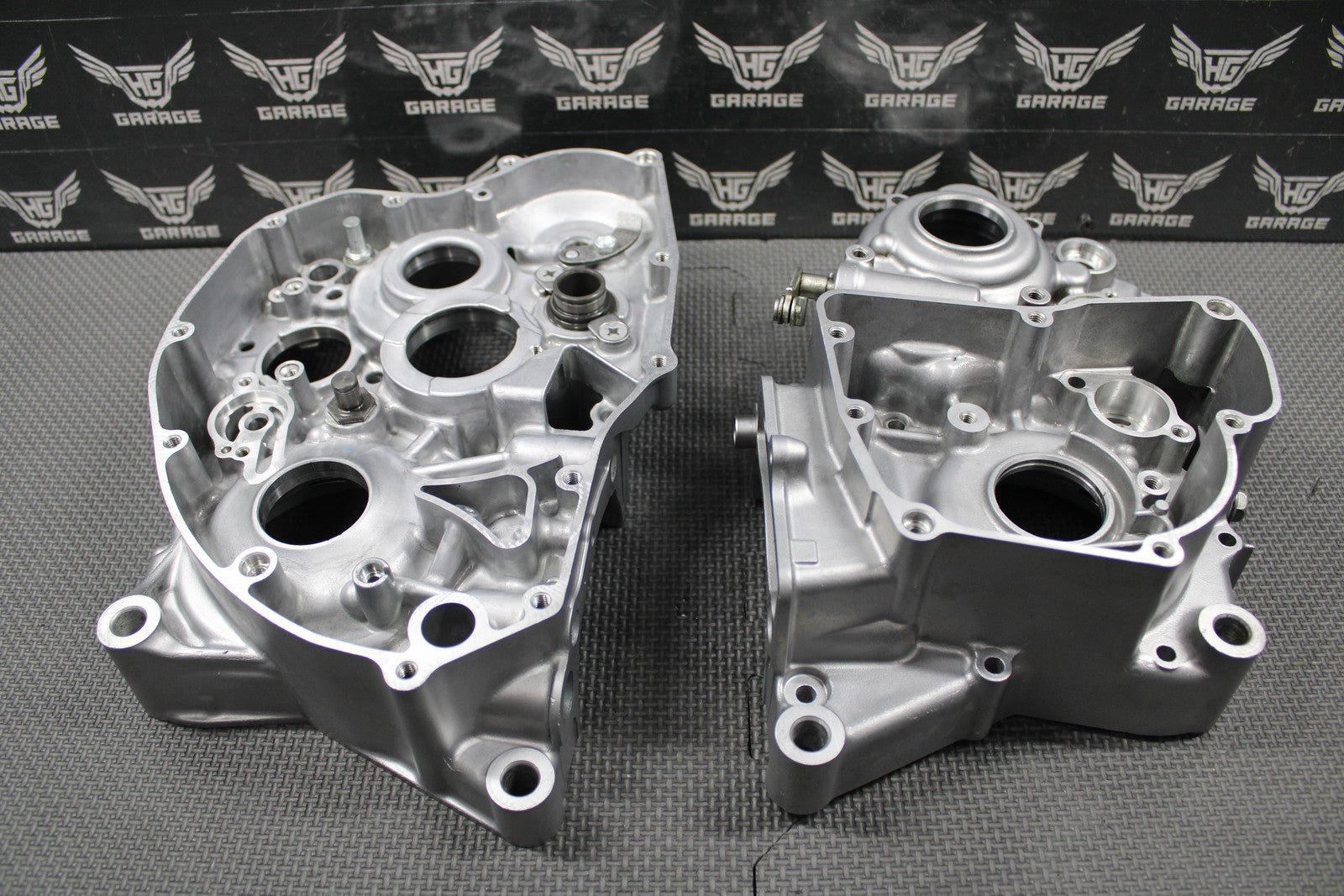 2020 SUZUKI RMZ250 OEM LEFT RIGHT ENGINE CRANKCASE CRANK CASES 11301 - 49850 MINT! - hggarage