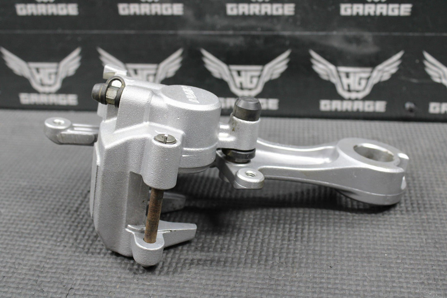 2003 2004 YAMAHA YZ125 OEM NISSIN REAR BACK BRAKE CALIPER BRACKET 5UN - 2580W - 10 - 0 - hggarage