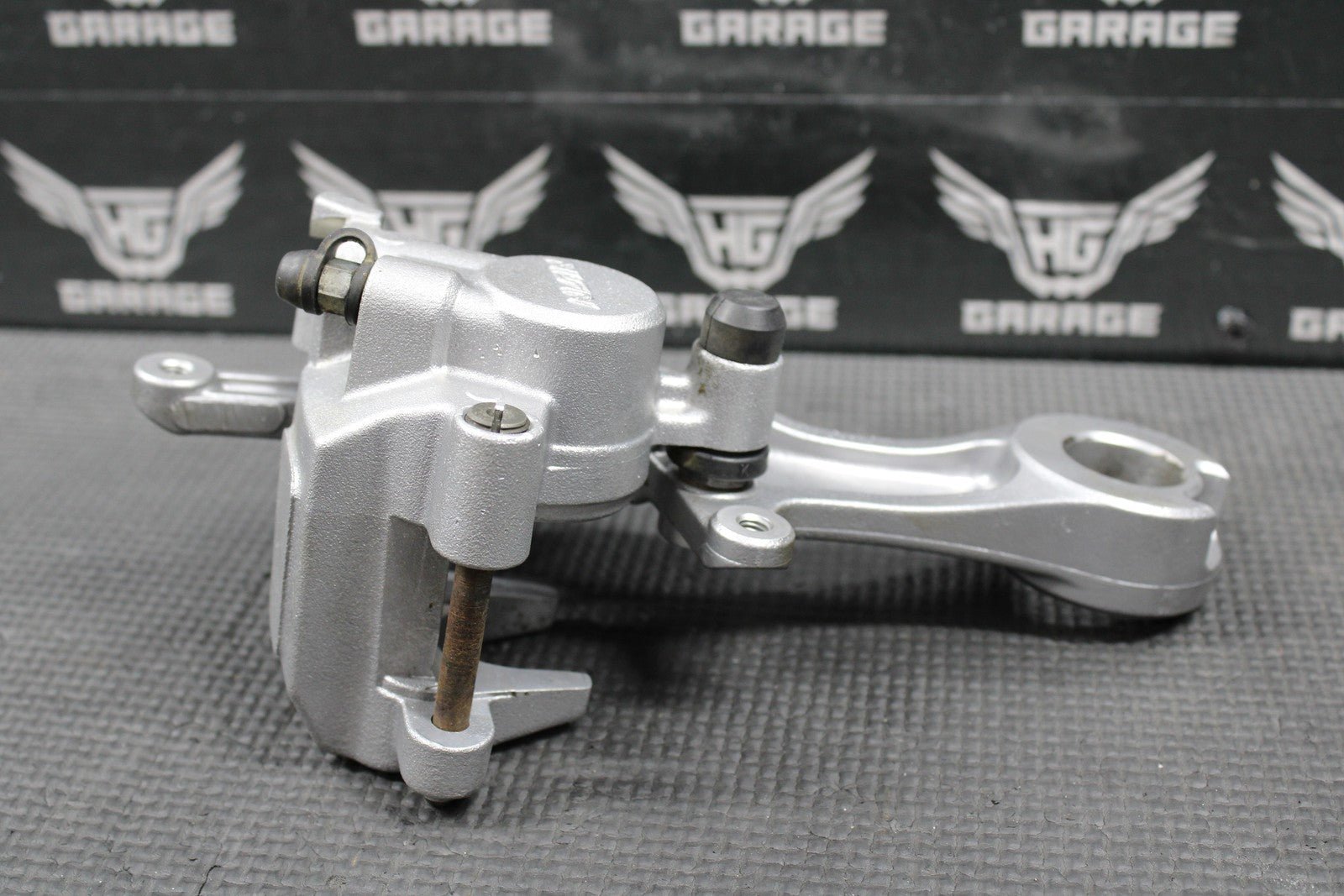 2003 2004 YAMAHA YZ125 OEM NISSIN REAR BACK BRAKE CALIPER BRACKET 5UN - 2580W - 10 - 0 - hggarage