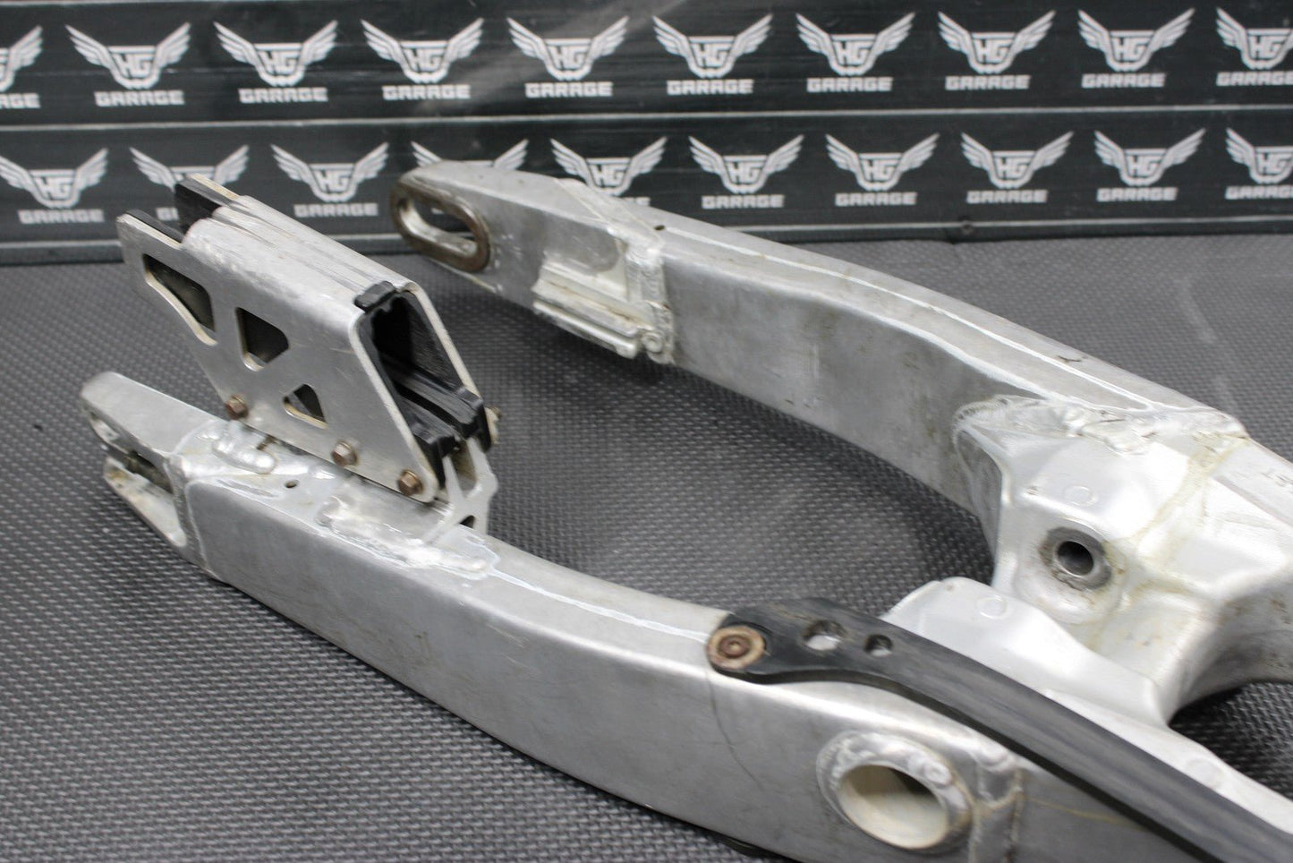 2001 YAMAHA 99 - 01 YZ250 OEM SWINGARM SWING ARM SUSPENSION 5MV - 22110 - 00 - 00 - hggarage