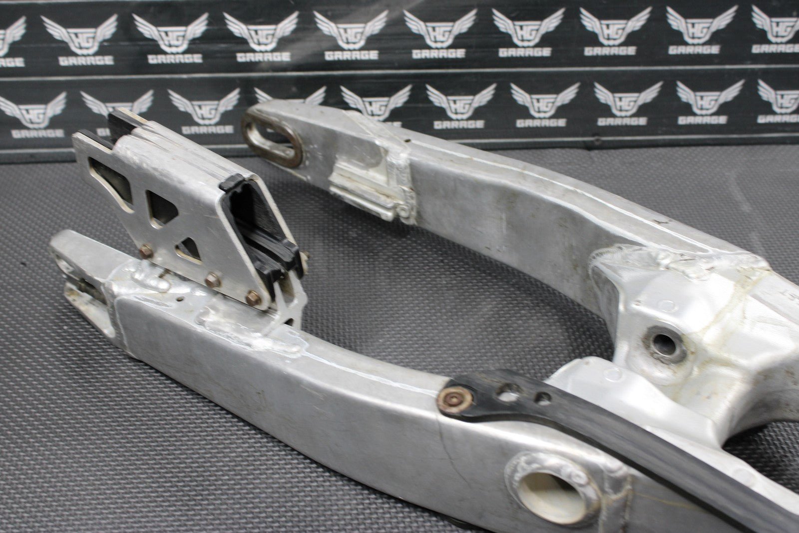 2001 YAMAHA 99 - 01 YZ250 OEM SWINGARM SWING ARM SUSPENSION 5MV - 22110 - 00 - 00 - hggarage