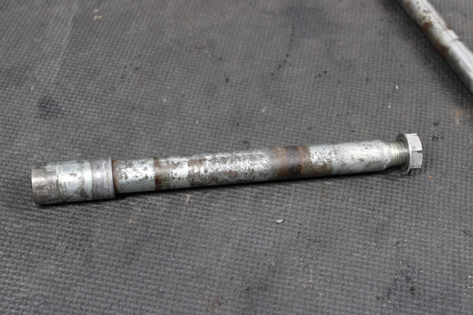 2007 YAMAHA YZ450F OEM FRONT WHEEL RIM AXLE PIVOT BOLT SWINGARM BOLT - hggarage