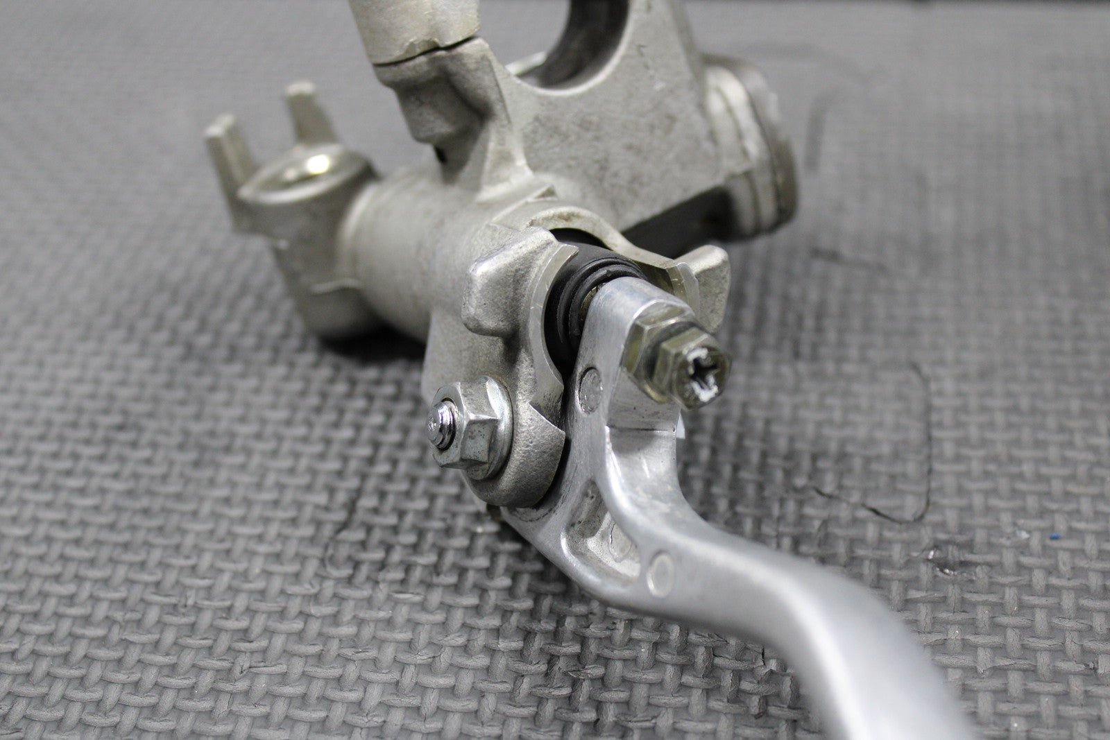 1997 HONDA CR250R OEM NISSIN FRONT BRAKE MASTER CYLINDER W/ LEVER 45510 - MEY - 305 - hggarage