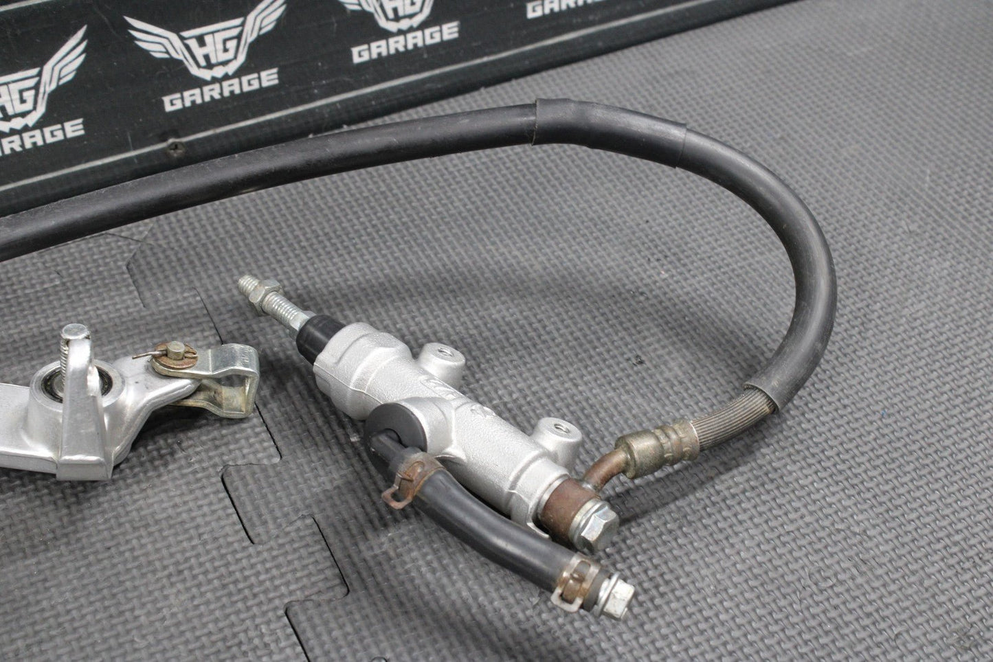 2000 SUZUKI DRZ400 OEM REAR BACK BRAKE CALIPER MASTER CYLINDER PEDAL HOSE - hggarage