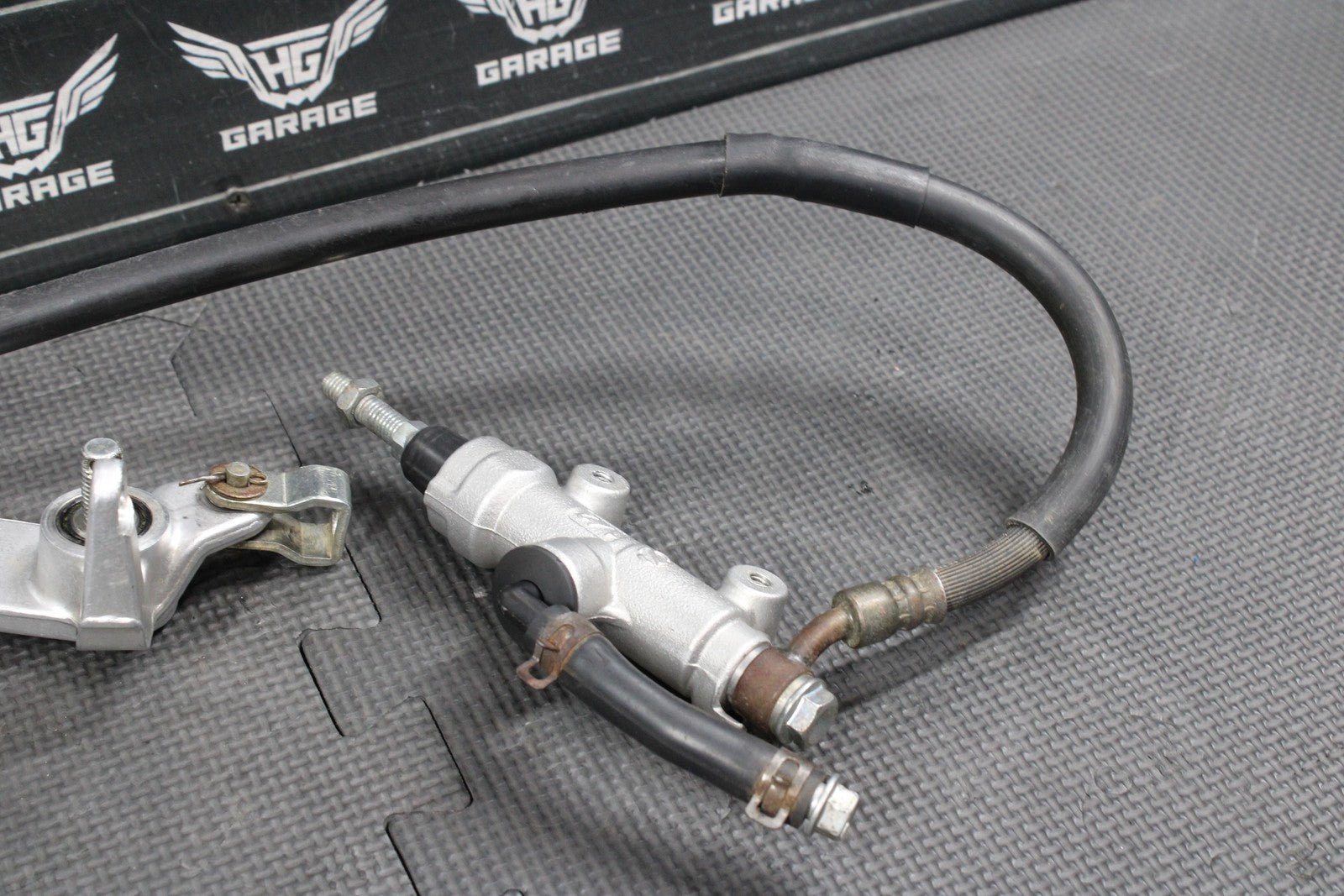 2000 SUZUKI DRZ400 OEM REAR BACK BRAKE CALIPER MASTER CYLINDER PEDAL HOSE - hggarage