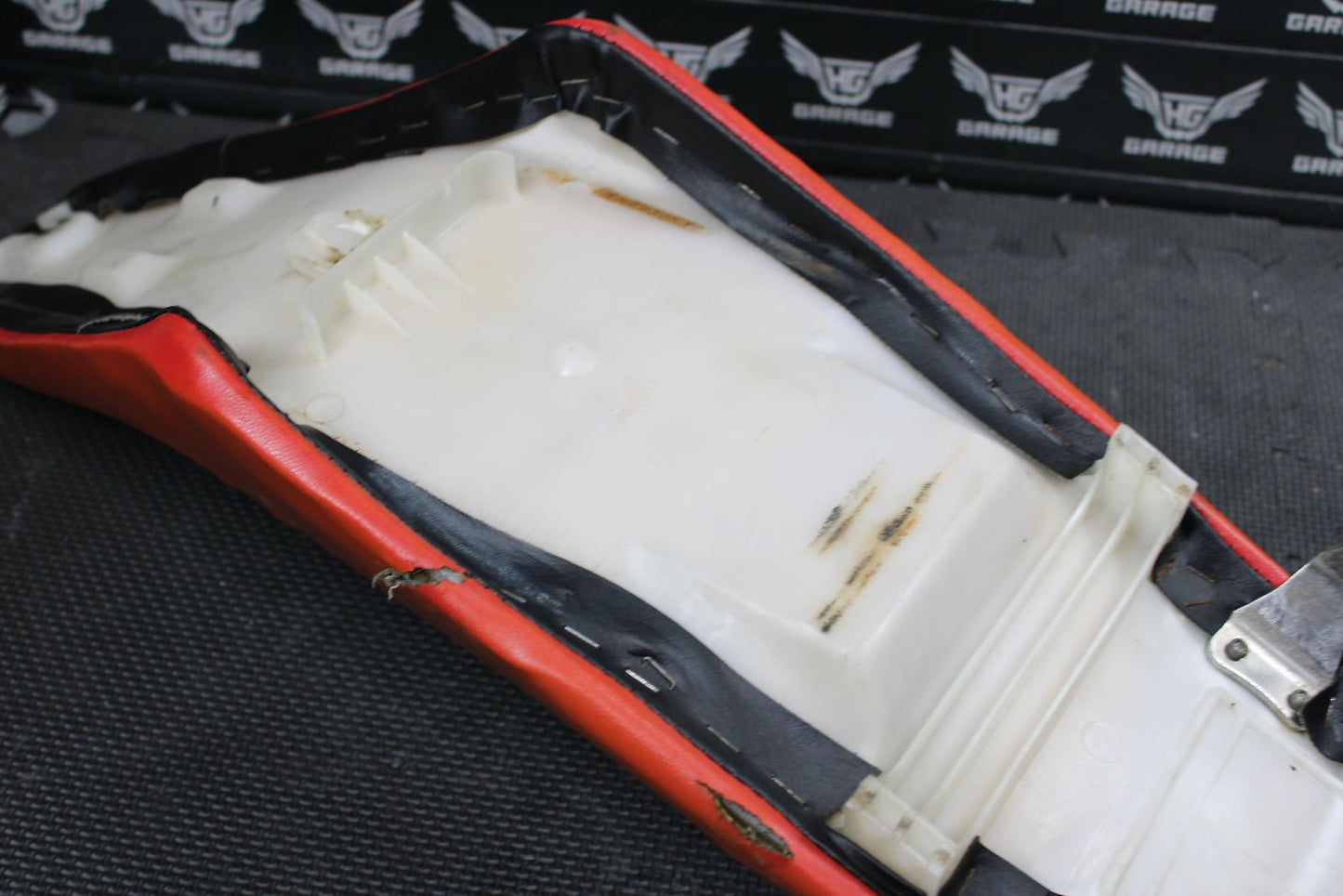 1999 HONDA CR80R CR80RB OEM SEAT SADDLE 77100 - GBF - J20 - hggarage