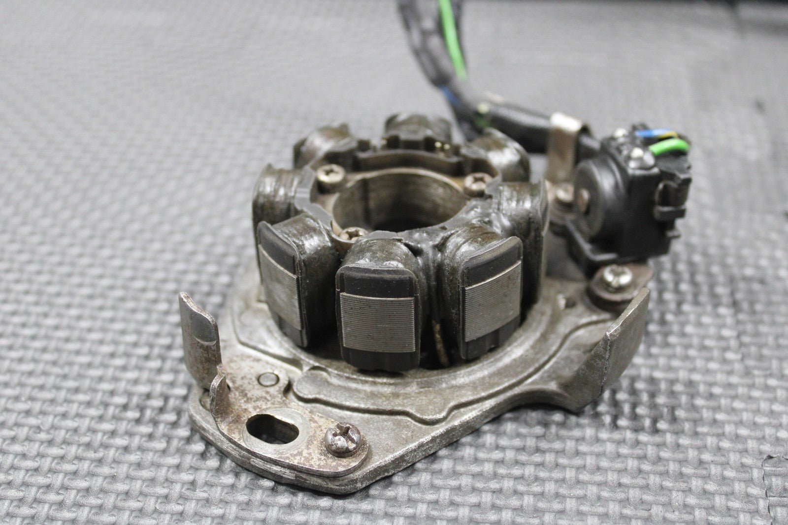 2000 HONDA CR125R OEM KZ4S STATOR MAGNETO GENERATOR ALTERNATOR 31100 - KZ4 - A91 - hggarage