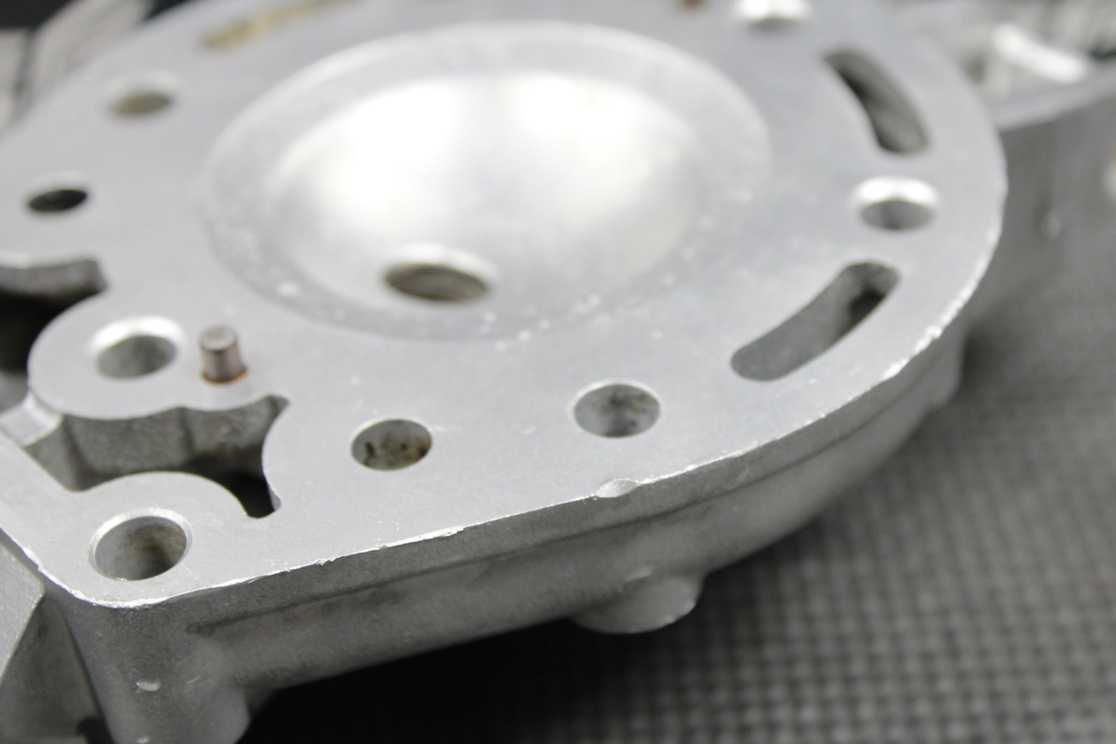 1999 95 - 06 KAWASAKI KDX200 OEM ENGINE MOTOR CYLINDER HEAD COVER DOME 11001 - 1409 - hggarage