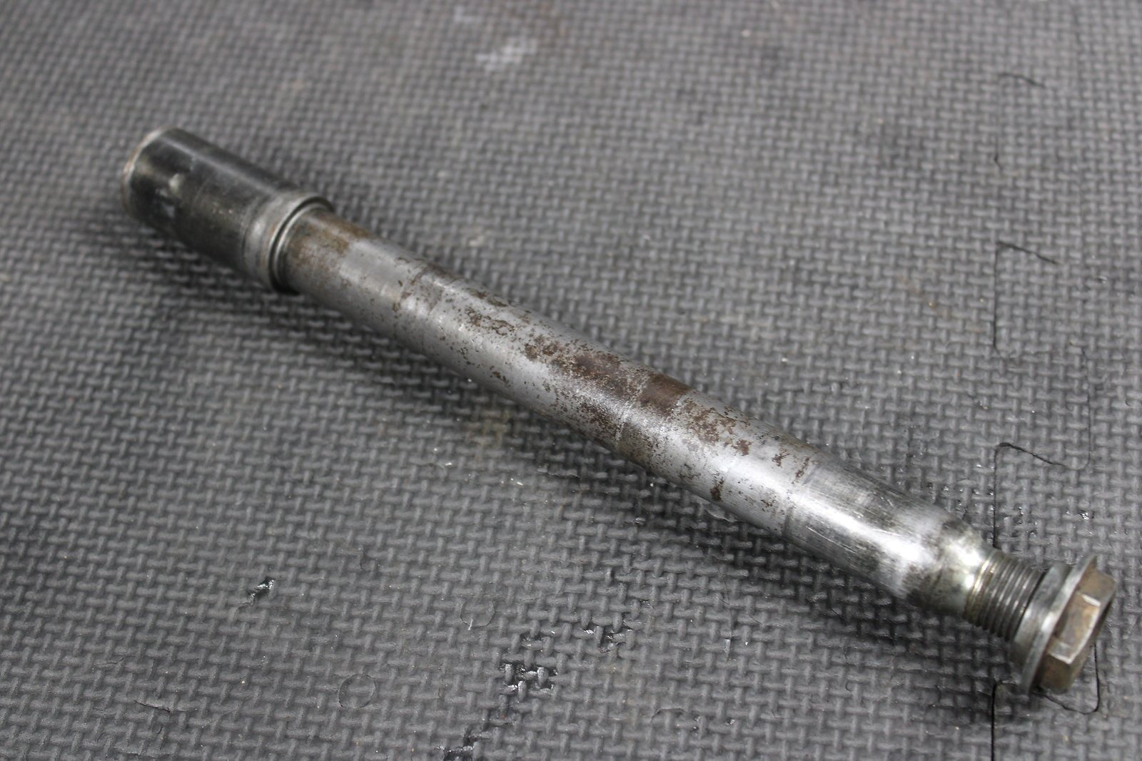 1999 YAMAHA YZ250 OEM FRONT WHEEL RIM AXLE PIVOT BOLT 5BE - 25181 - 00 - 00 - hggarage