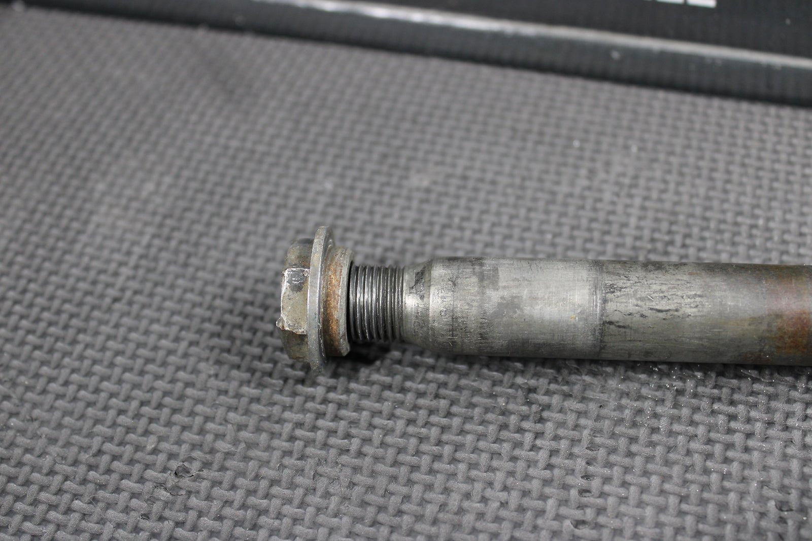 2000 YAMAHA YZ250 OEM FRONT WHEEL RIM AXLE PIVOT BOLT 5BE - 25181 - 00 - 00 - hggarage