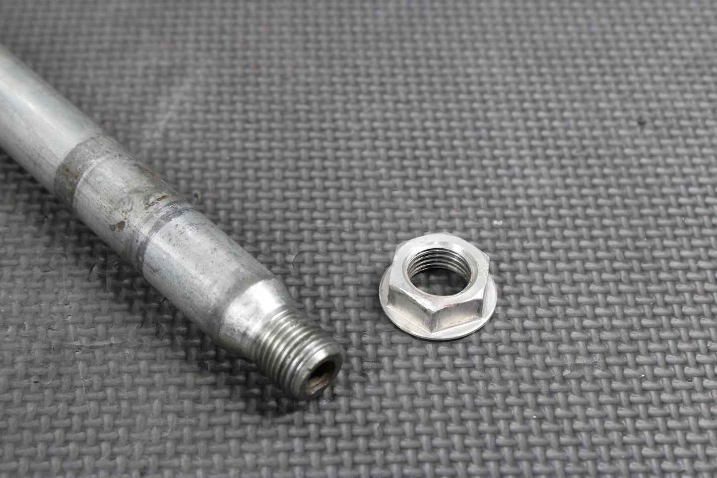 2006 YAMAHA YZ250F OEM FRONT WHEEL RIM AXLE PIVOT BOLT 1C3 - 25181 - 10 - 00 - hggarage