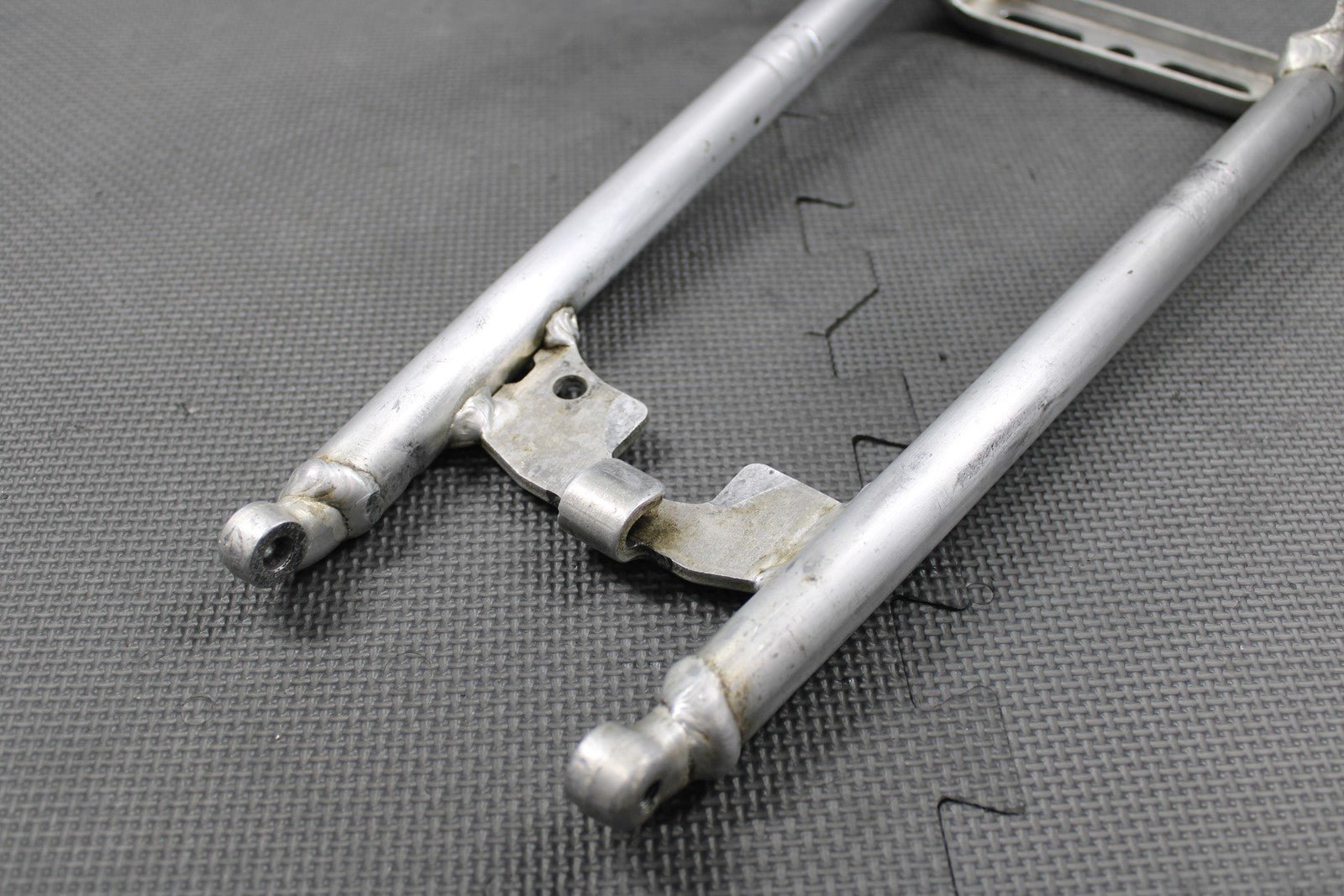 2008 06 - 09 HONDA CRF250R OEM REAR BACK FRAME SUBFRAME DUAL MUFFLER 50200 - KRN - 850 - hggarage