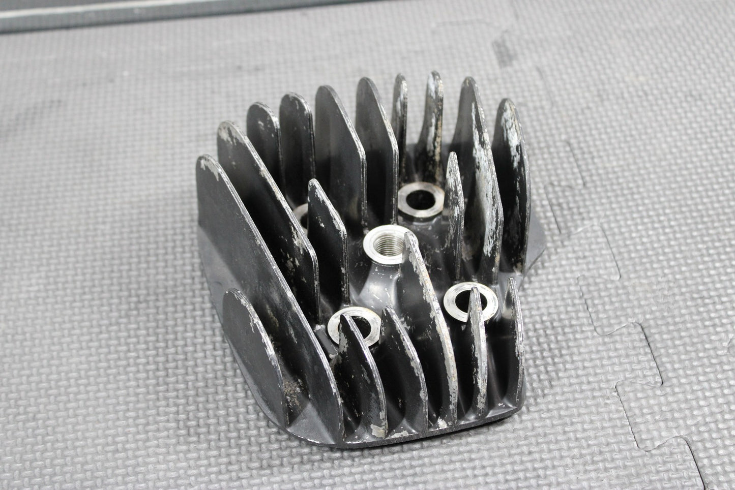1997 YAMAHA 90 - 00 RT100 ENGINE MOTOR CYLINDER HEAD 1T9 - 11111 - 00 - 00 GOOD! - hggarage
