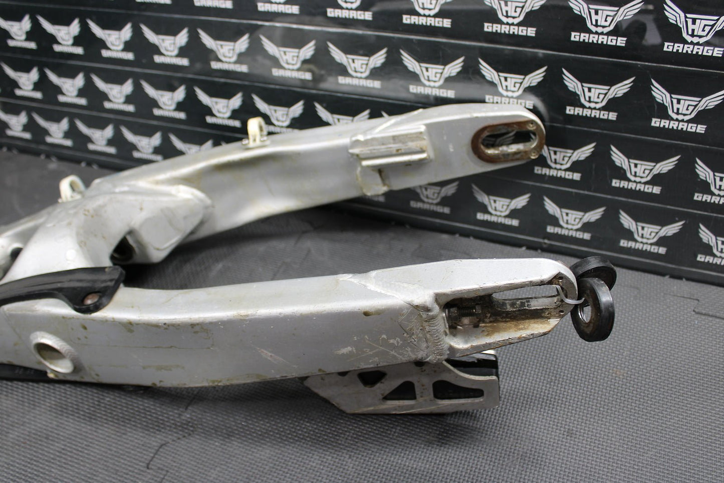 1999 YAMAHA OEM SWINGARM SWING ARM SUSPENSION 5MV - 22110 - 00 - 00 - hggarage